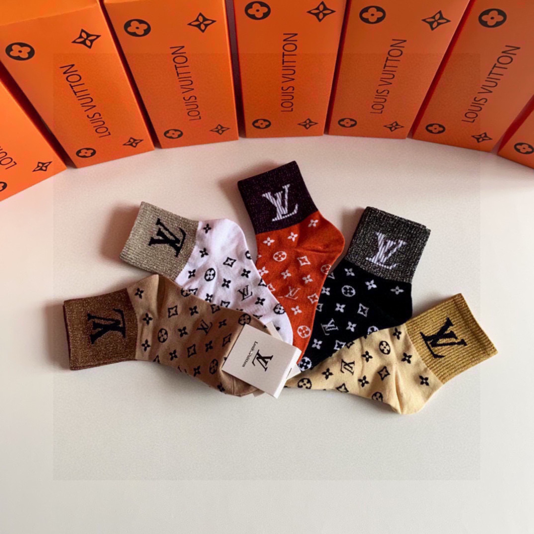  💛配专柜包装
LV（路易威登）新款中长款堆堆袜袜子！一盒五双，专柜同步筒袜袜子，大牌出街，潮人必备。超