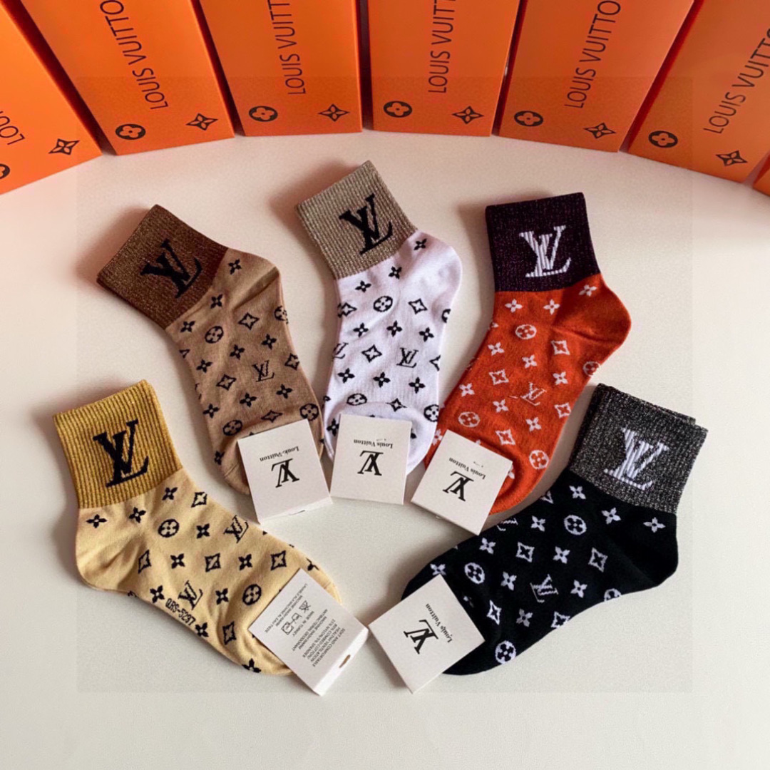  💛配专柜包装
LV（路易威登）新款中长款堆堆袜袜子！一盒五双，专柜同步筒袜袜子，大牌出街，潮人必备。超