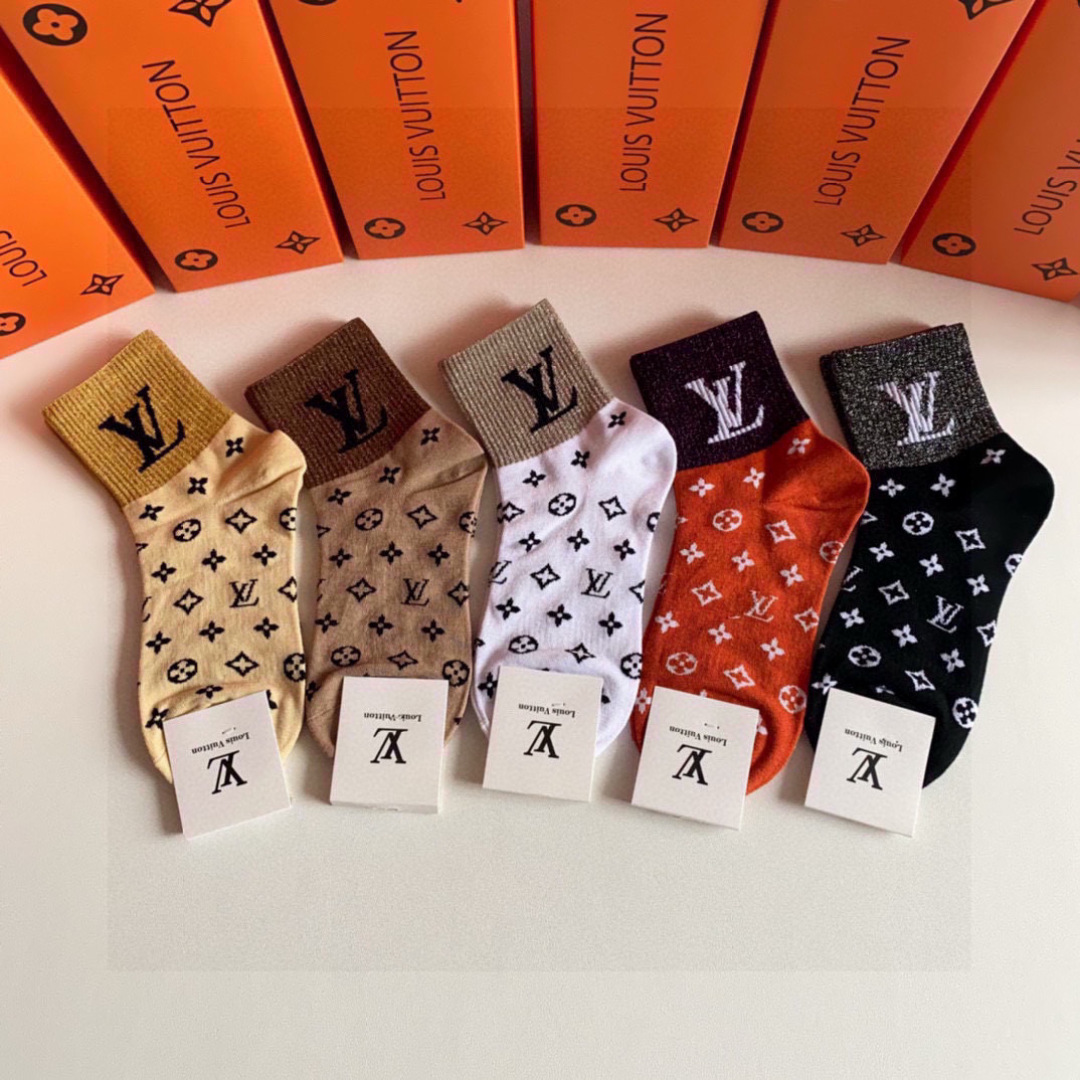  💛配专柜包装
LV（路易威登）新款中长款堆堆袜袜子！一盒五双，专柜同步筒袜袜子，大牌出街，潮人必备。超