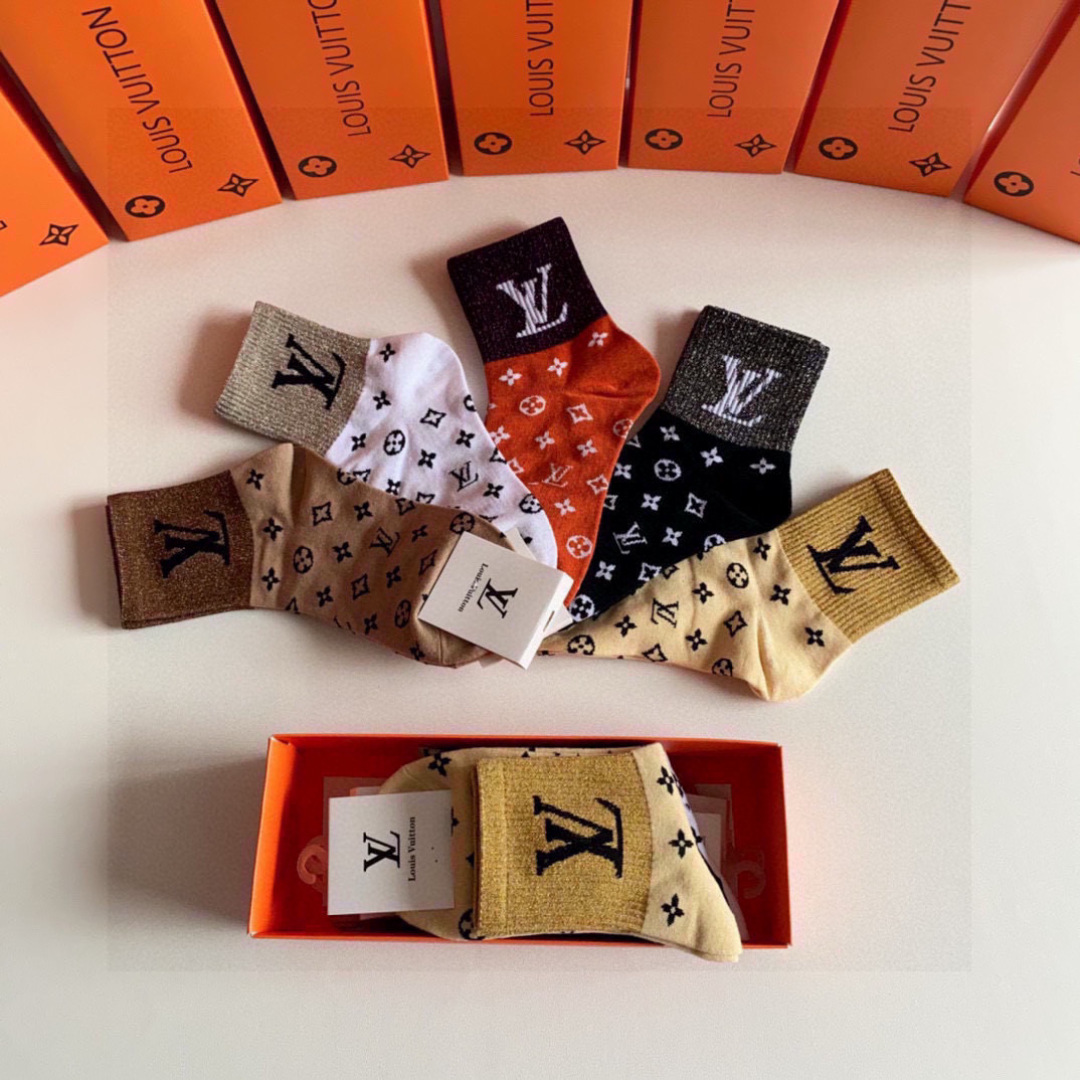  💛配专柜包装
LV（路易威登）新款中长款堆堆袜袜子！一盒五双，专柜同步筒袜袜子，大牌出街，潮人必备。超