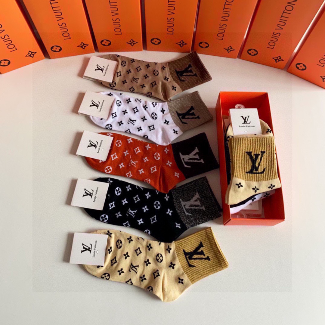  💛配专柜包装
LV（路易威登）新款中长款堆堆袜袜子！一盒五双，专柜同步筒袜袜子，大牌出街，潮人必备。超
