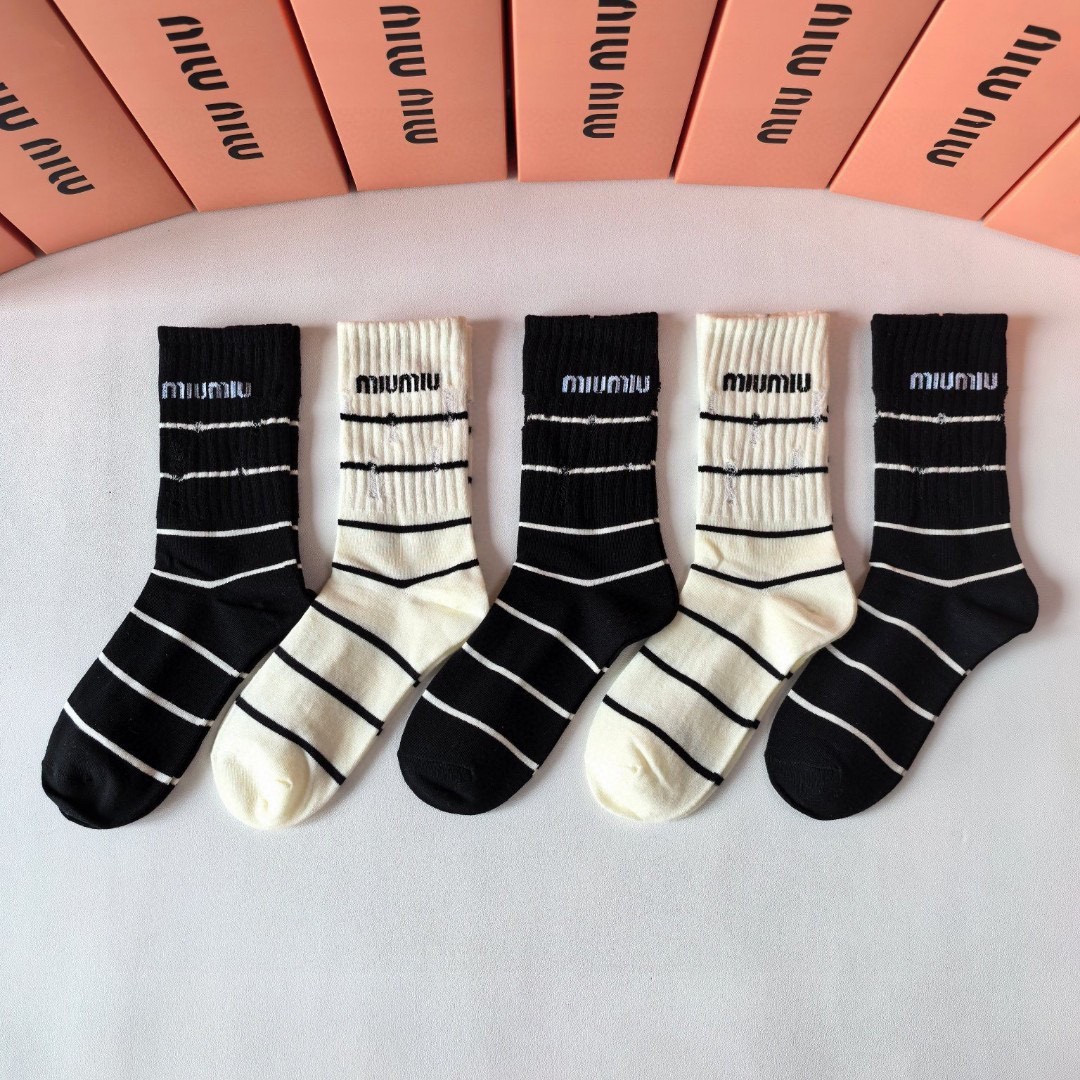 NO:297977,Specially equipped with counter packaging MiuMiu (Miu) new mid-length stacked socks and socks!  One box of five pairs, counter synchronous socks, big brands are on the street, trendy people must have super easy to match. Socks, stockings, socks, miumiu, socks19860909特 配专柜包装 MiuMiu(缪缪)新款中长款堆堆袜袜子！一盒五双,专柜同步筒袜袜子,大牌出街,潮人必备超好搭.袜子,丝袜,袜子,miumiu,socks,accessory