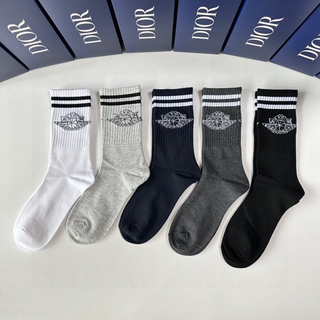 NO:297959,Special package DIOR new mid-length stacked socks!  One box of five pairs, counter synchronous socks, big brands on the street, trendy people must have super easy to match socks, stockings, socks, dior, dior, socks19860909特 配包装 DIOR（迪奥）新款中长款堆堆袜袜子！一盒五双, 专柜同步筒款袜子,大牌出街,潮人必备超好搭袜子,丝袜,袜子,dior,dior,socks,accessory