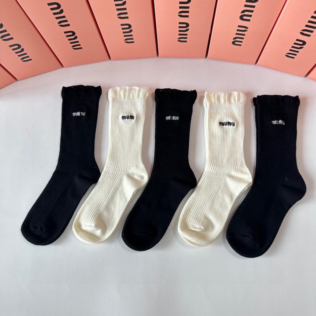 NO:297969,Specially equipped with counter packaging MiuMiu (Miu) new mid-length stacked socks and socks!  One box of five pairs, counter synchronous socks, big brands are on the street, trendy people must have super easy to match. Socks, stockings, socks, miumiu, socks19860909特 配专柜包装 MiuMiu(缪缪)新款中长款堆堆袜袜子！一盒五双,专柜同步筒袜袜子,大牌出街,潮人必备超好搭.袜子,丝袜,袜子,miumiu,socks,accessory