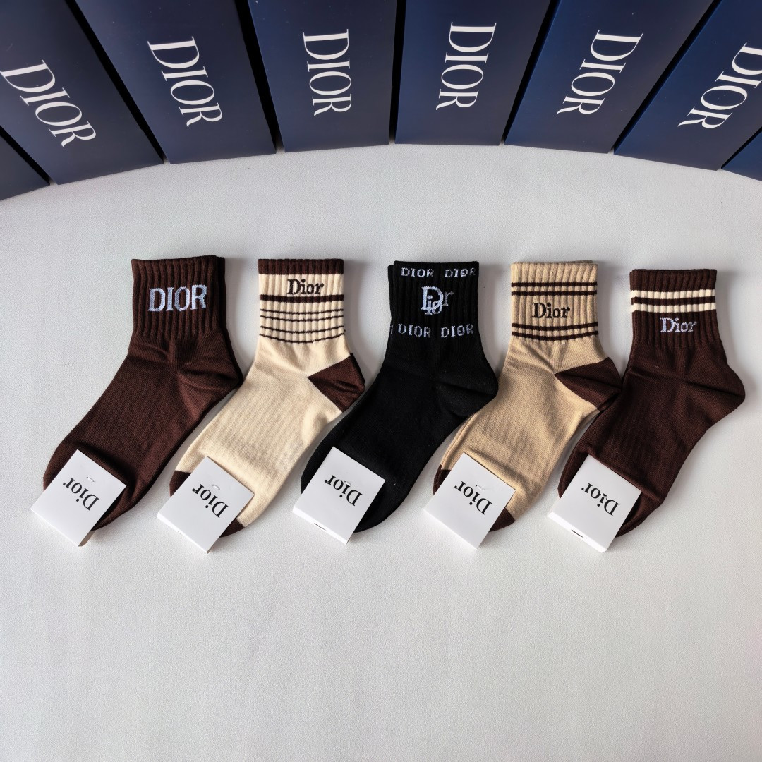NO:297946,Specially equipped with DIOR new classic mid-length stacked socks!  One box of five pairs, counter synchronous socks, big brands on the street, trendy people must have super good socks, stockings, socks, dior, dior, socks19860909特 配包装 DIOR（迪奥）新款经典中长款堆堆袜袜子！一盒五双, 专柜同步筒款袜子,大牌出街,潮人必备超好袜子,丝袜,袜子,dior,dior,socks,accessory