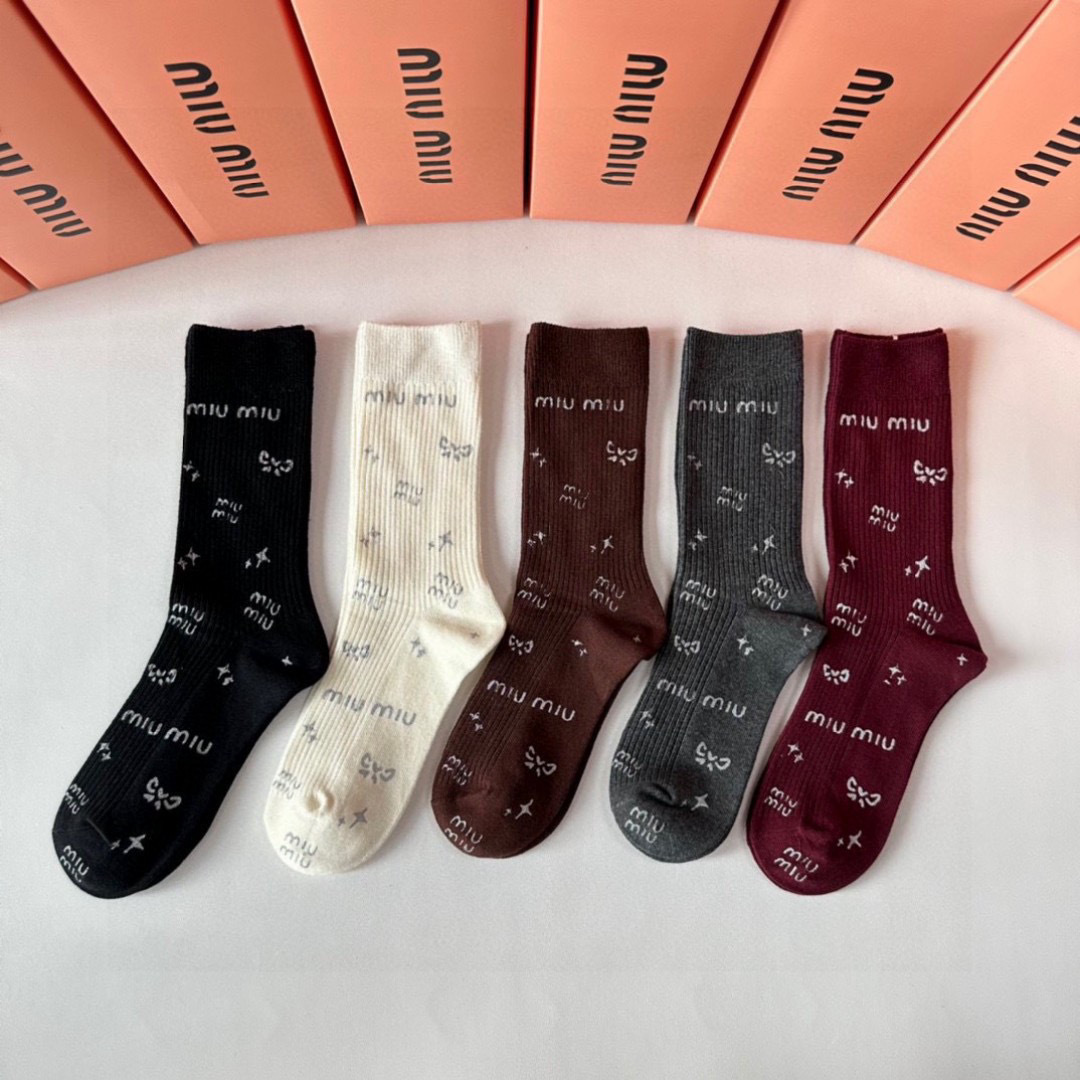 NO:297960,Special counter packaging MiuMiu (Miu) new hot stamped graffiti mid-length stacked socks and socks!  One box of five pairs, counter synchronous socks, big brands on the street, trendy people must have super easy to match socks, stockings, socks, miumiu, socks19860909特配专柜包装 MiuMiu（缪缪）新款烫印涂鸦中长款堆堆袜袜子！一盒五双,专柜同步筒袜袜子,大牌出街,潮人必备超好搭袜子,丝袜,袜子,miumiu,socks,accessory