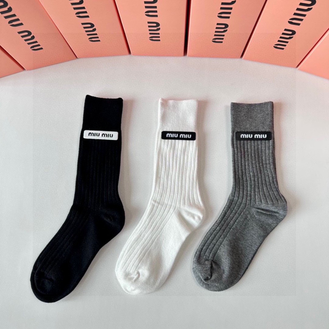 NO:297983,Special package MiuMiu new classic mid-length jewelry socks piled up socks!  A box of three pairs, counter-simultaneous socks, big brands are on the street, trendy people must have super easy to match. Socks, stockings, socks, miumiu, socks19860909特 配包装 MiuMiu（缪缪）新款经典中长款饰品袜堆堆袜袜子！一盒三双, 专柜同步筒款袜子,大牌出街,潮人必备超好搭.袜子,丝袜,袜子,miumiu,socks,accessory