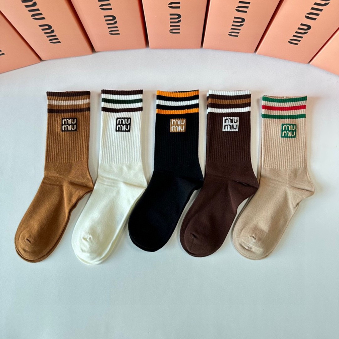 NO:297995,Special package MiuMiu new mid-length stacked socks!  One box of five pairs, counter synchronous socks, big brands on the street, trendy people must have super easy to match socks, stockings, socks, miumiu, socks19860909特 配包装 MiuMiu（缪缪）新款中长款堆堆袜袜子！一盒五双, 专柜同步筒款袜子,大牌出街,潮人必备超好搭袜子,丝袜,袜子,miumiu,socks,accessory