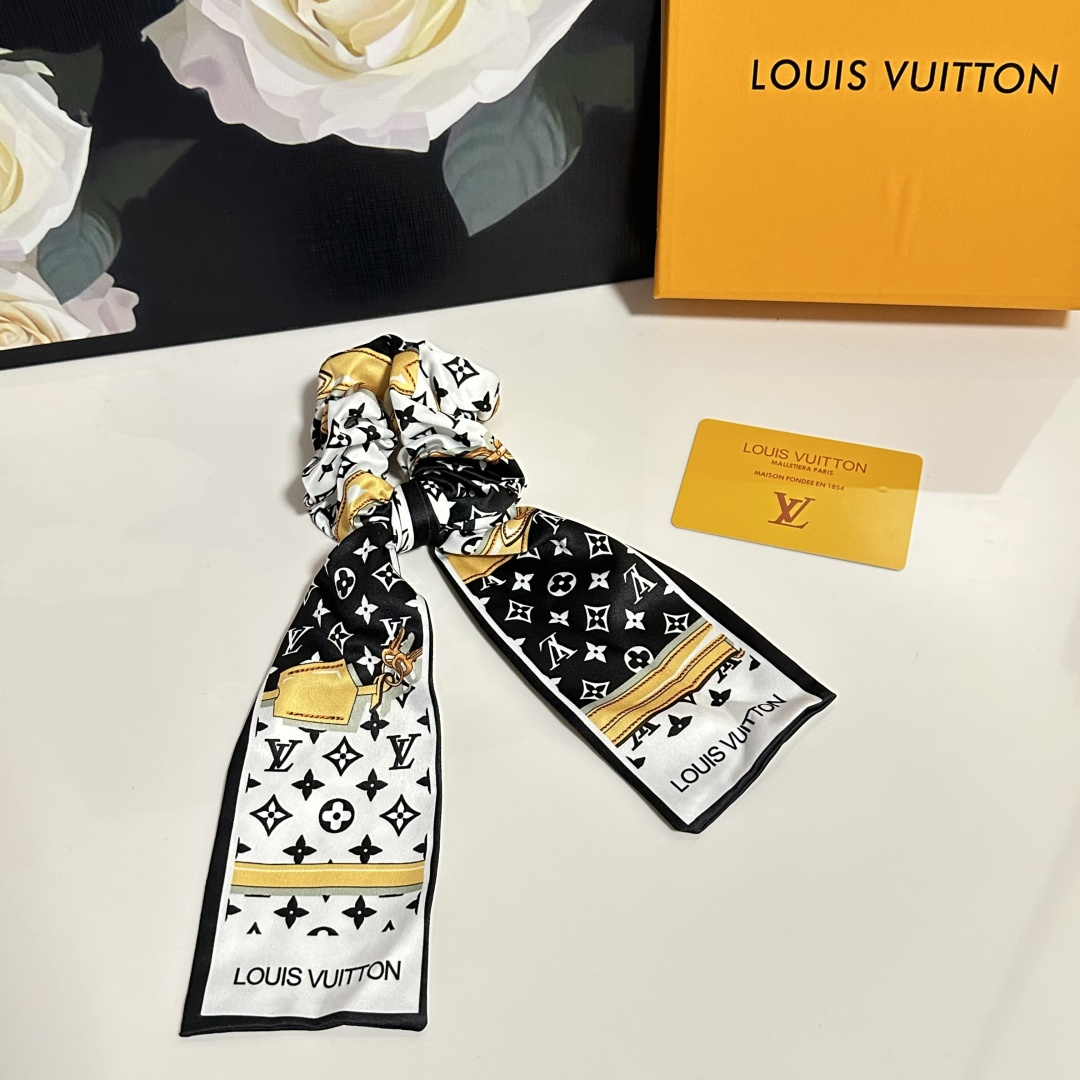 NO:300790,Special package LV (Louis Vuitton) classic silk hair ring, very beautiful on the head or on the hands, fashionable and versatile must-have items for hairpins, hairpins, louis vuitton, louis vuitton, real silk, hairpins19860909特 配包装 LV（路易威登）经典真丝发圈 带头上或者手上都非常好看 时尚百搭人手必备单品发夹,发夹,louis vuitton,louis vuitton,real silk,hairpins,accessory