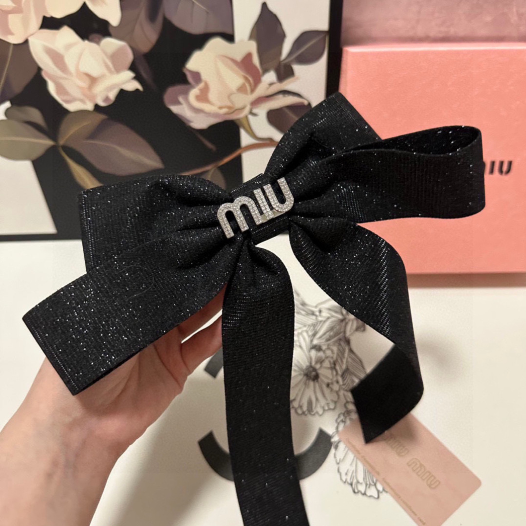  配专柜包装
MIUMIU（缪缪）最新蝴蝶结中古五金水钻发夹#
信我！人手必备的单品 这件必须买
洋气神