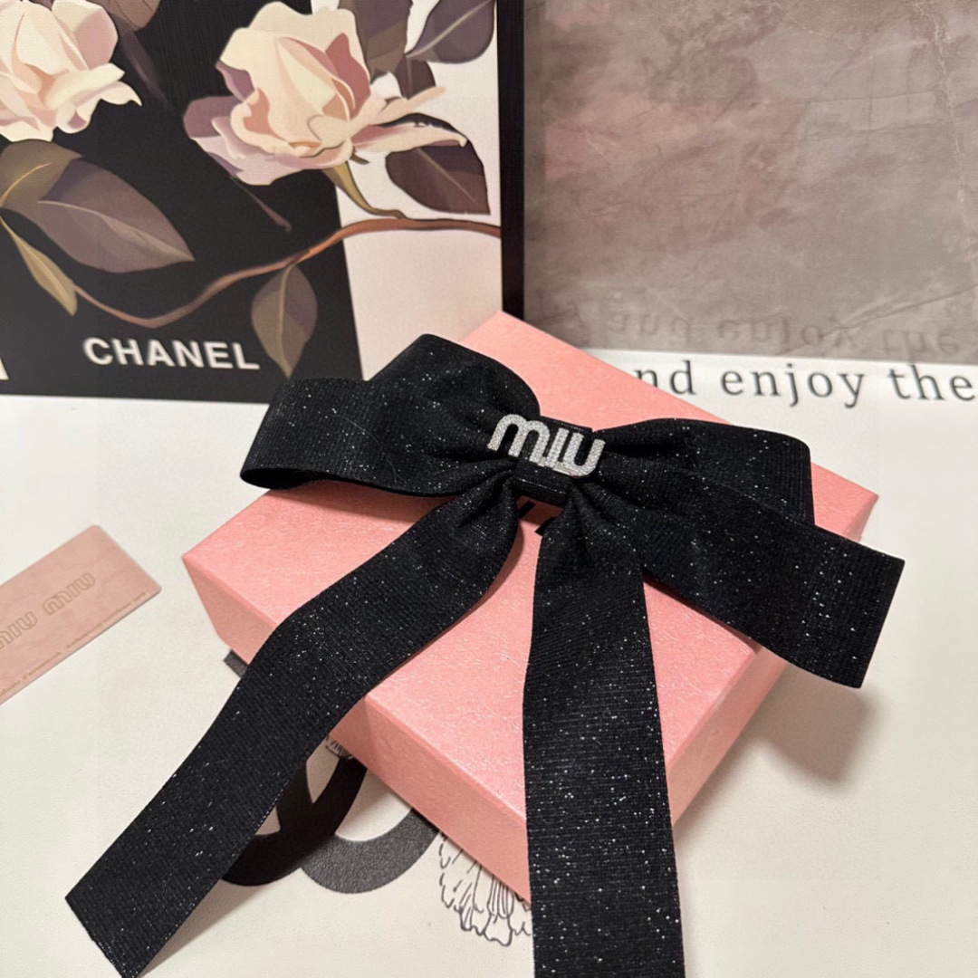  配专柜包装
MIUMIU（缪缪）最新蝴蝶结中古五金水钻发夹#
信我！人手必备的单品 这件必须买
洋气神