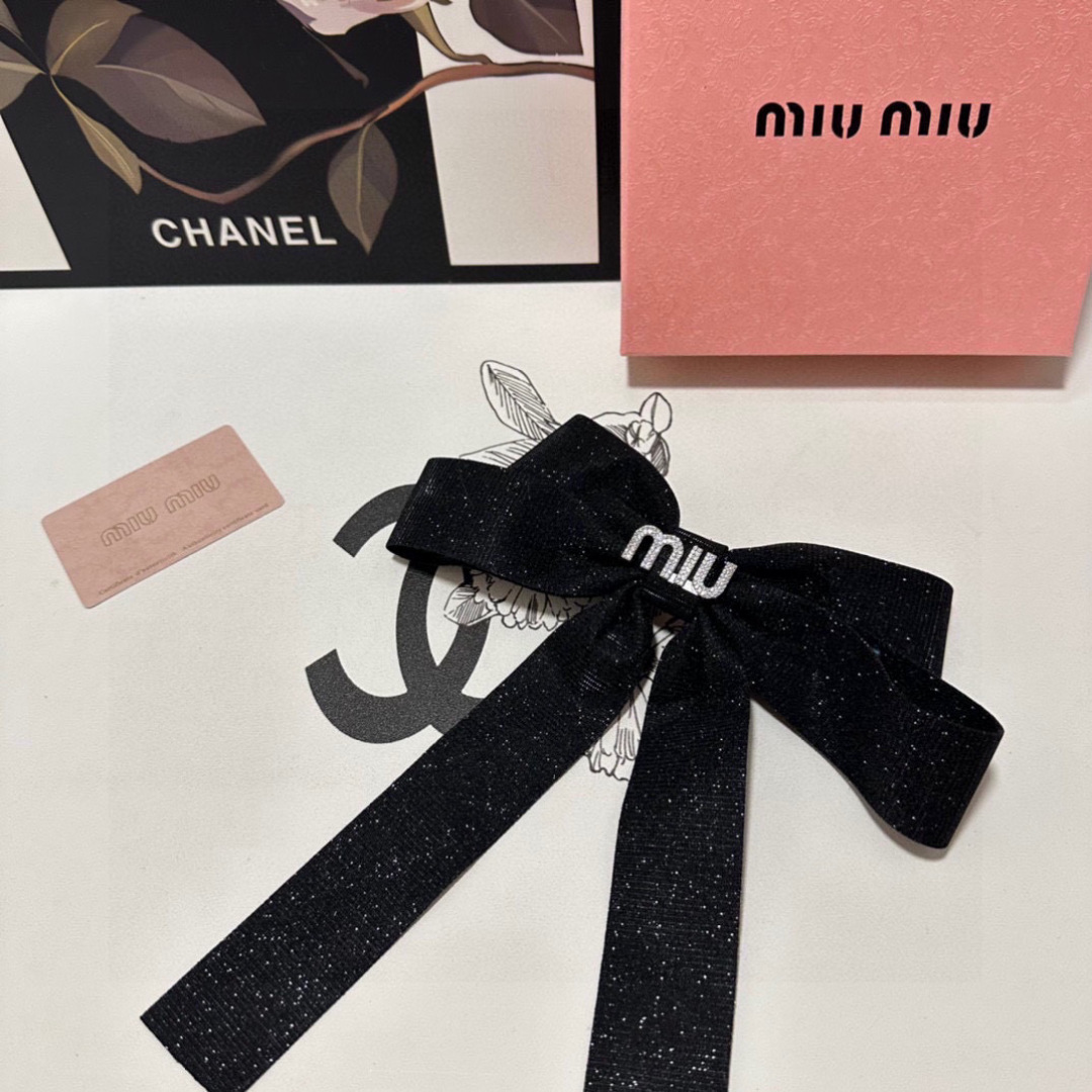  配专柜包装
MIUMIU（缪缪）最新蝴蝶结中古五金水钻发夹#
信我！人手必备的单品 这件必须买
洋气神