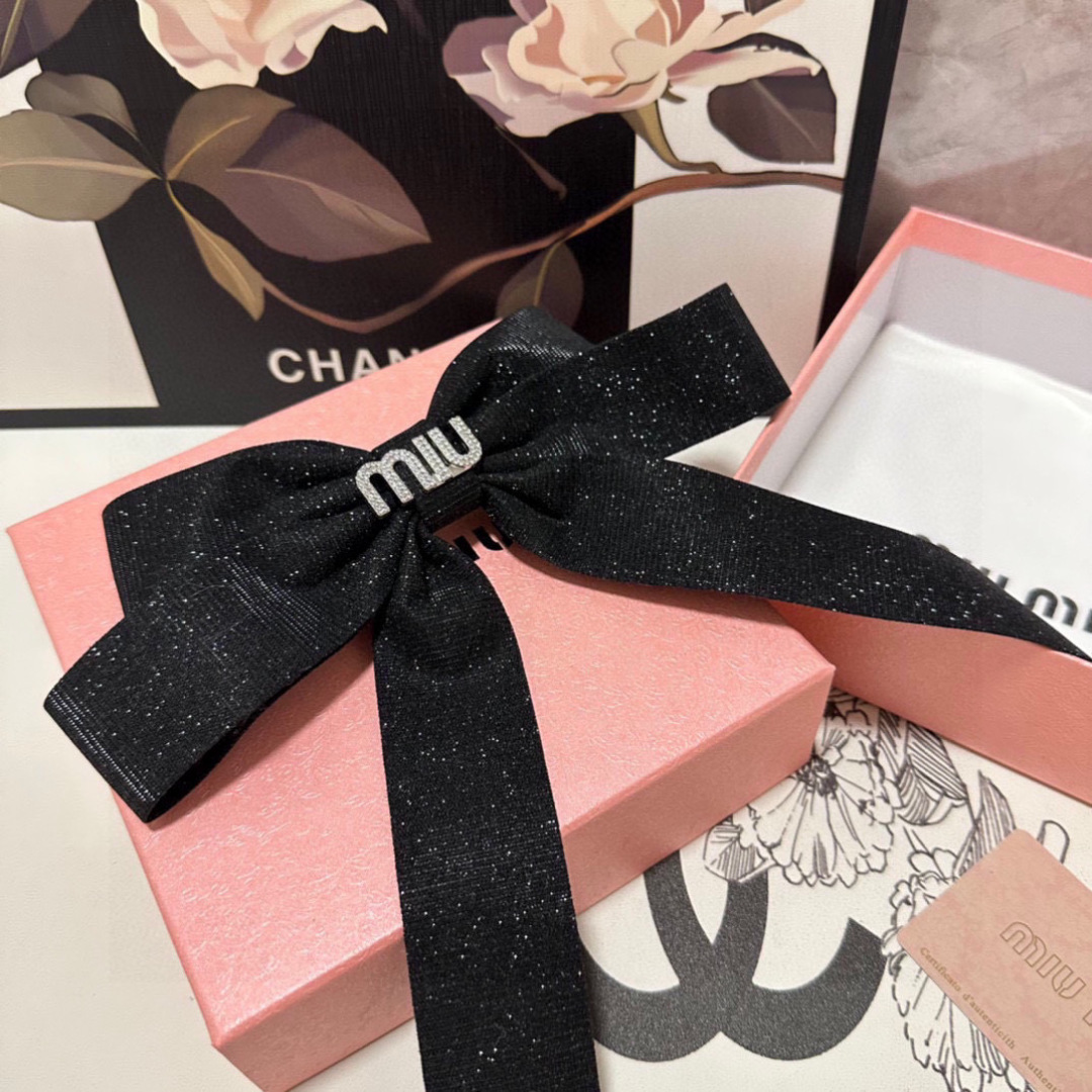  配专柜包装
MIUMIU（缪缪）最新蝴蝶结中古五金水钻发夹#
信我！人手必备的单品 这件必须买
洋气神