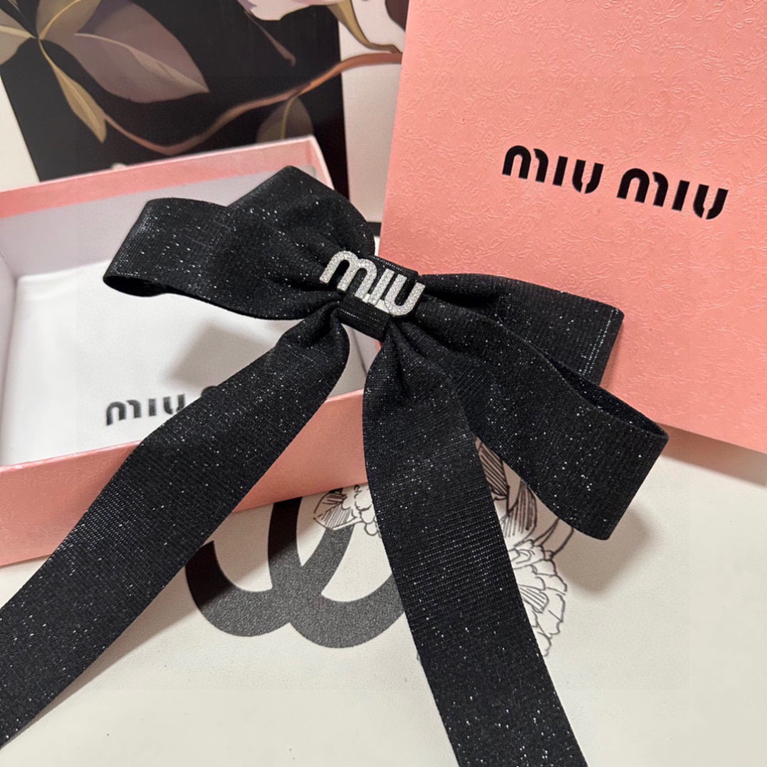  配专柜包装
MIUMIU（缪缪）最新蝴蝶结中古五金水钻发夹#
信我！人手必备的单品 这件必须买
洋气神