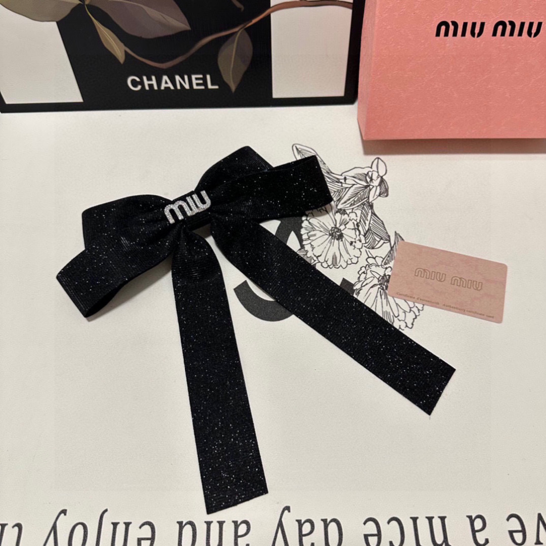  配专柜包装
MIUMIU（缪缪）最新蝴蝶结中古五金水钻发夹#
信我！人手必备的单品 这件必须买
洋气神