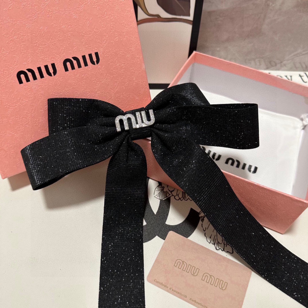  配专柜包装
MIUMIU（缪缪）最新蝴蝶结中古五金水钻发夹#
信我！人手必备的单品 这件必须买
洋气神