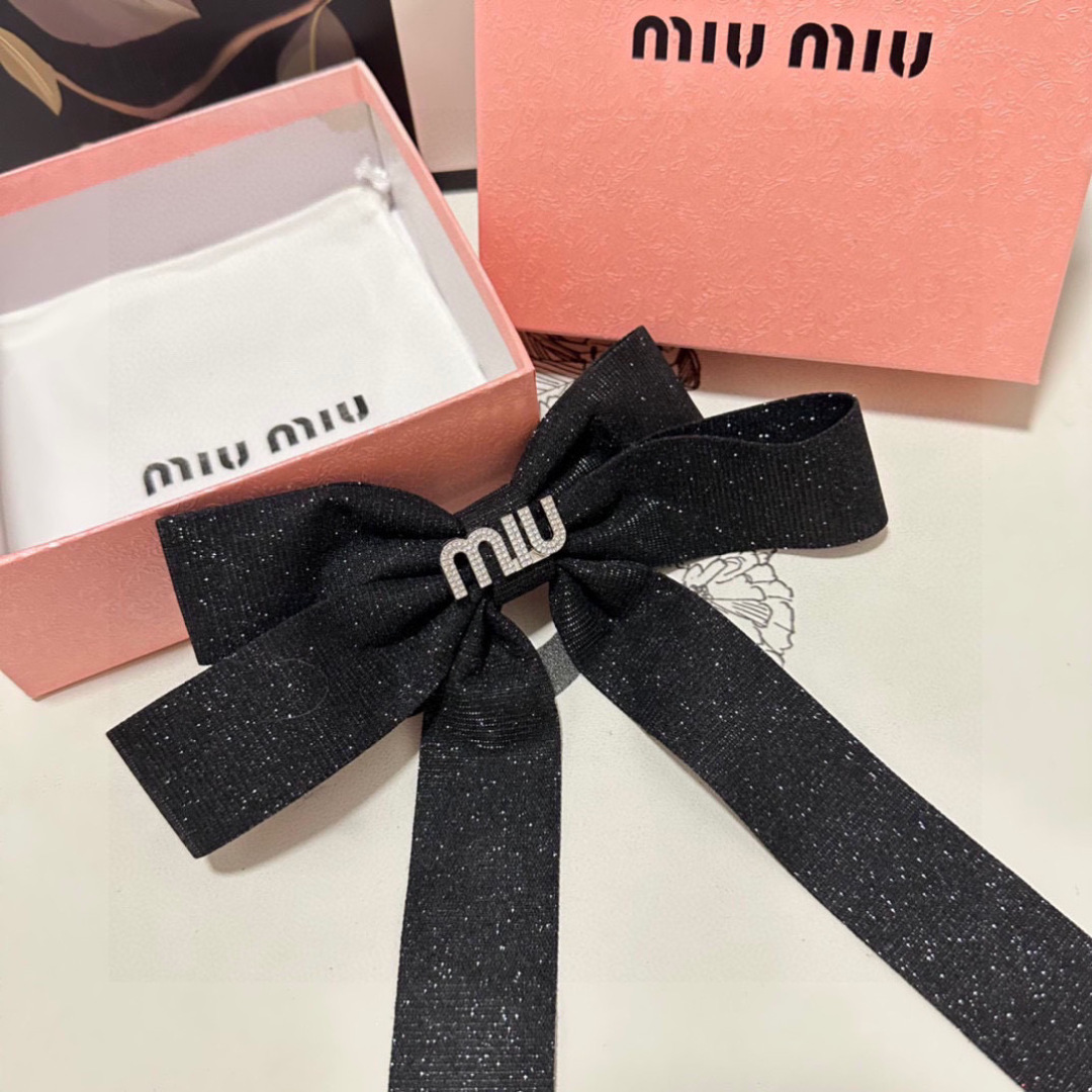  配专柜包装
MIUMIU（缪缪）最新蝴蝶结中古五金水钻发夹#
信我！人手必备的单品 这件必须买
洋气神