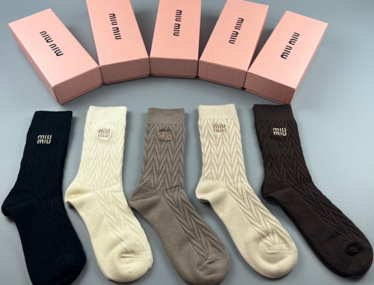 NO:298134,Specially equipped with counter packaging MiuMiu's new cashmere mid-long tube stack socks and socks!  One box of five pairs, counter synchronous socks, big brands on the street, trendy people must have super easy to match socks, stockings, socks, miumiu, socks19860909特 配专柜包装 MiuMiu（缪缪）新款羊绒中长筒堆堆袜袜子！一盒五双,专柜同步筒袜袜子,大牌出街,潮人必备超好搭袜子,丝袜,袜子,miumiu,socks,accessory