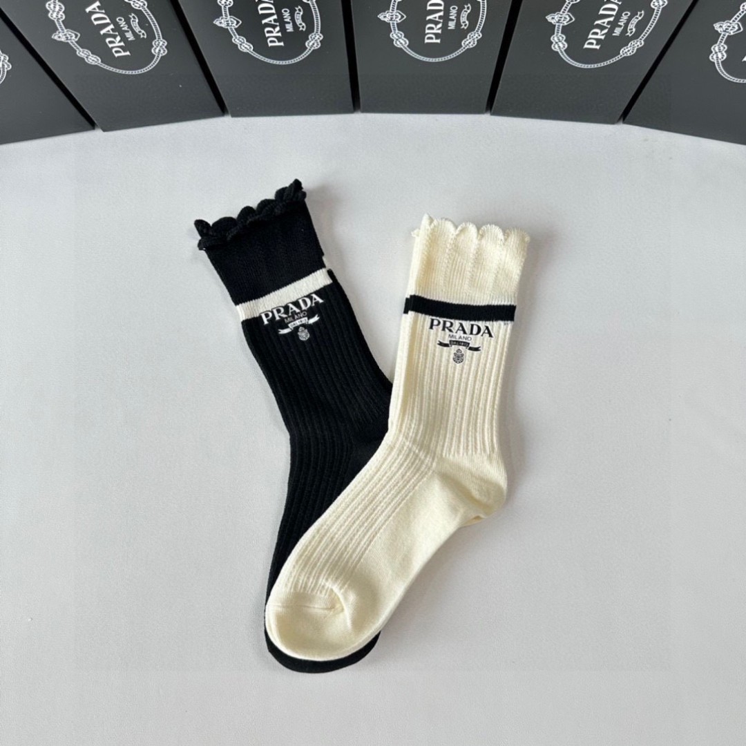 💛配专柜包装
PRADA（普拉达）新款羊绒堆堆袜袜子！一盒两双，专柜同步款袜子，💛大牌出街，潮人必备🔥超