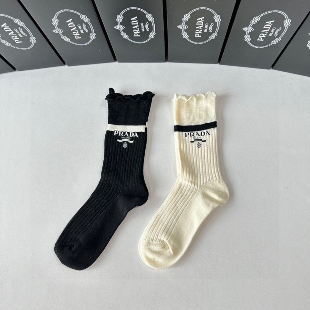 💛配专柜包装
PRADA（普拉达）新款羊绒堆堆袜袜子！一盒两双，专柜同步款袜子，💛大牌出街，潮人必备🔥超