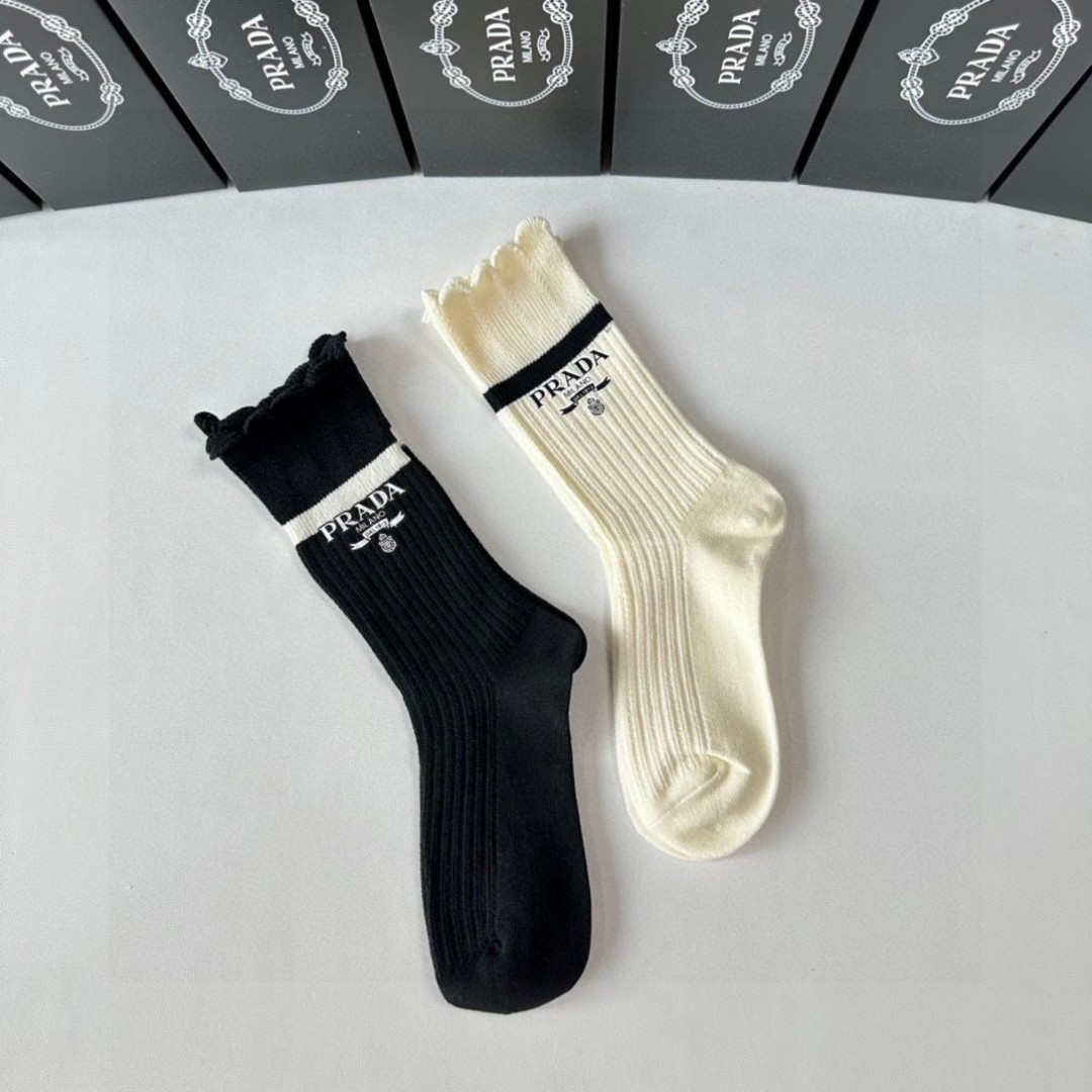 💛配专柜包装
PRADA（普拉达）新款羊绒堆堆袜袜子！一盒两双，专柜同步款袜子，💛大牌出街，潮人必备🔥超