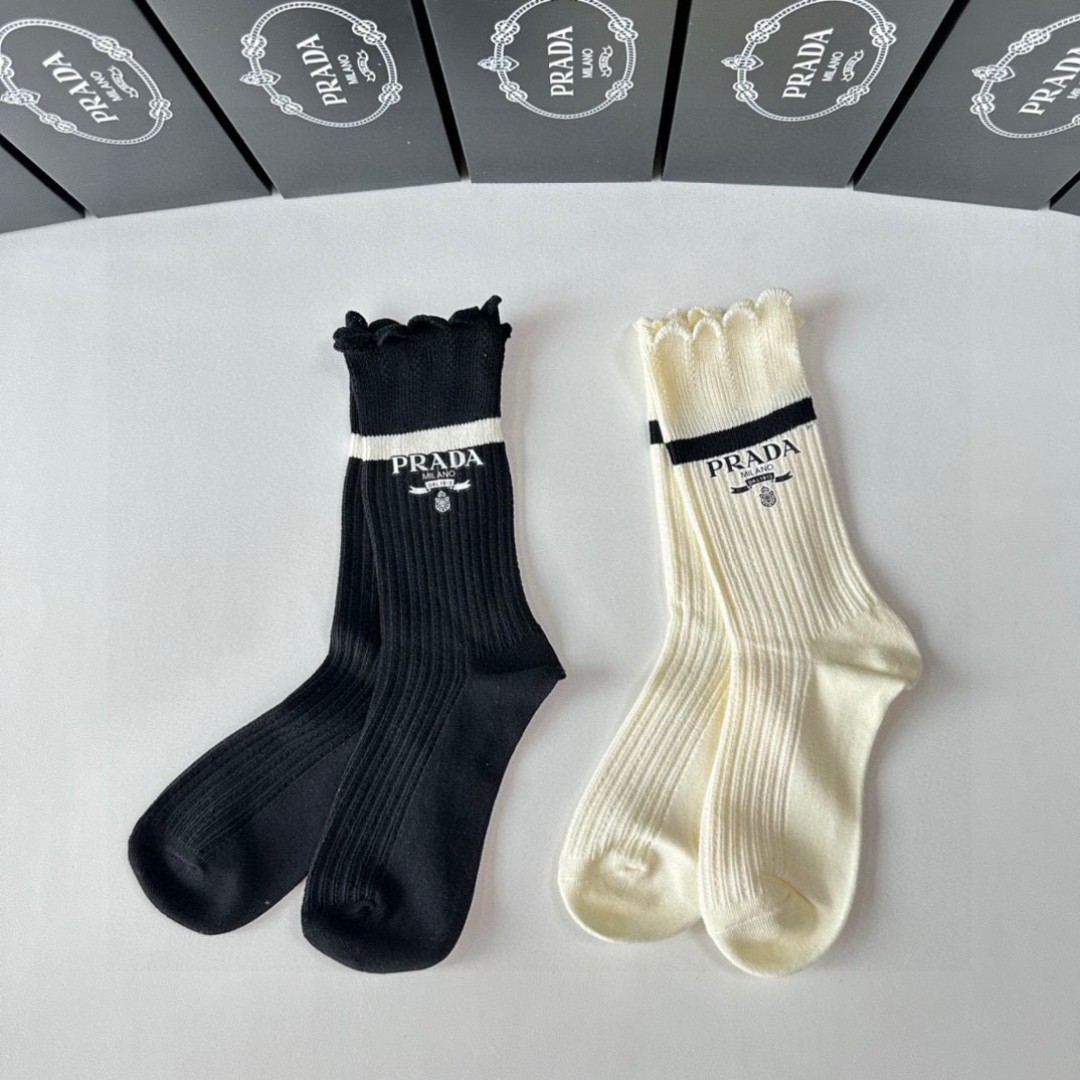 💛配专柜包装
PRADA（普拉达）新款羊绒堆堆袜袜子！一盒两双，专柜同步款袜子，💛大牌出街，潮人必备🔥超