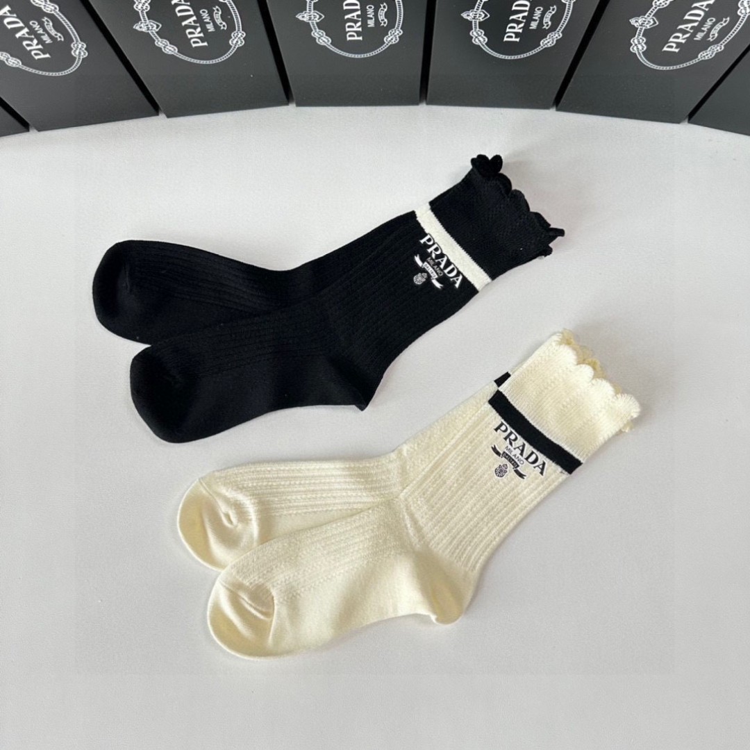 💛配专柜包装
PRADA（普拉达）新款羊绒堆堆袜袜子！一盒两双，专柜同步款袜子，💛大牌出街，潮人必备🔥超