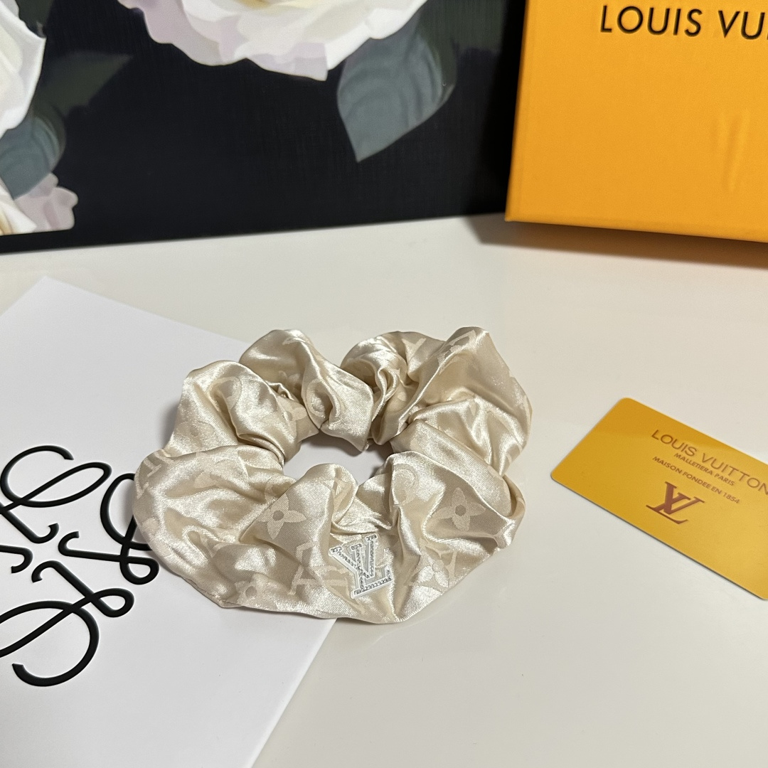 NO:300802,Special (single) with full packaging LV (Louis Vuitton) popular bow silk dark pattern hair ring, special counter model shipped, it looks very high-end at first glance, super versatile, must keep your own hairpins, hairpins, louis vuitton, louis vuitton, real silk, hairpins19860909特（单个）配全套包装 LV（路易威登）爆款蝴蝶结真丝暗纹发圈,专柜款出货 一看就特别高档 超级百搭 必须自留发夹,发夹,louis vuitton,louis vuitton,real silk,hairpins,accessory