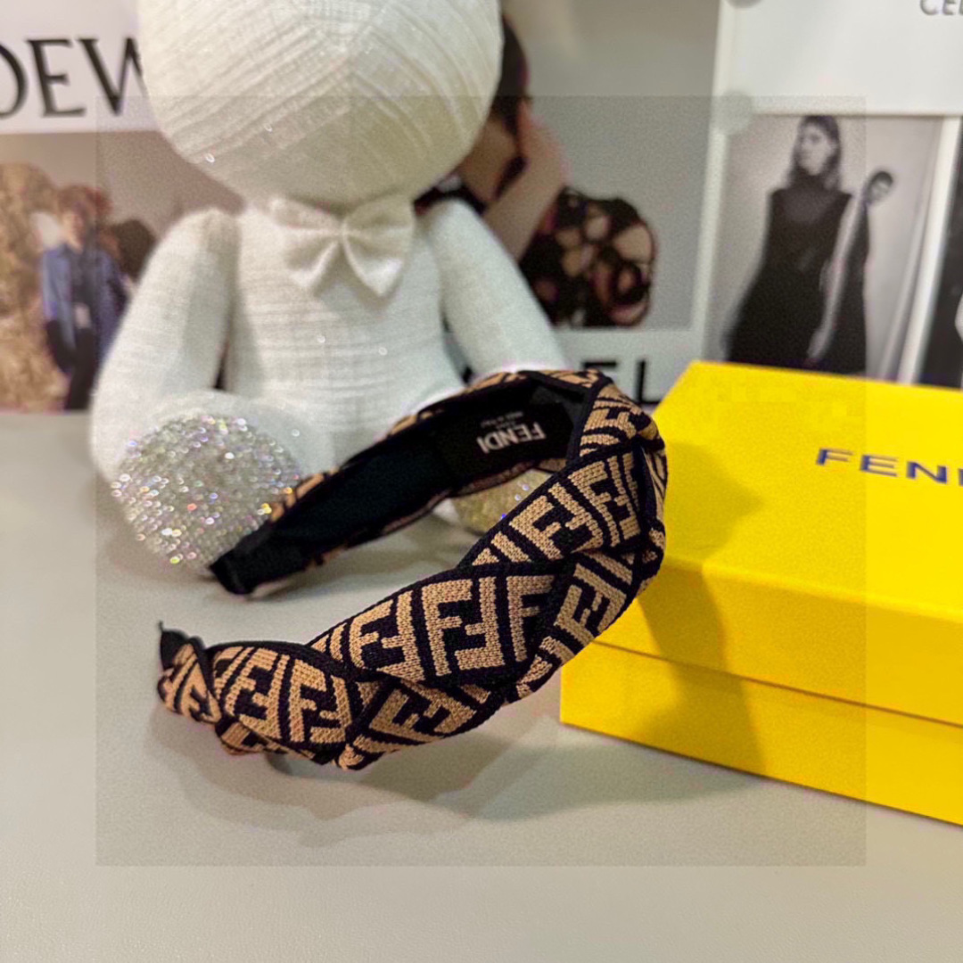  配专柜包装
FENDI（芬迪）最新老花FF发箍
小仙女快入手
特殊材质 不嘞头
可盐可甜～