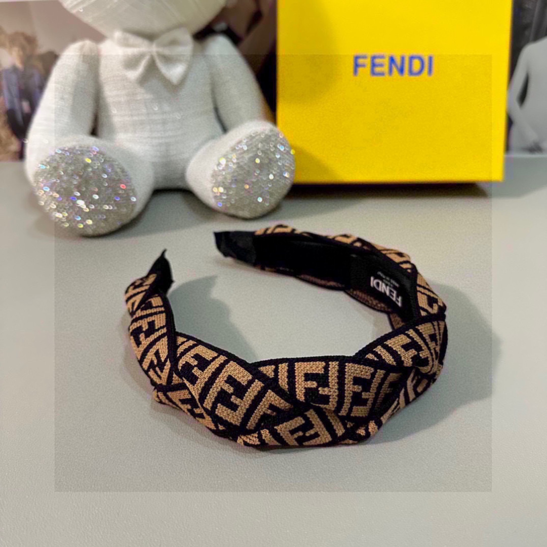  配专柜包装
FENDI（芬迪）最新老花FF发箍
小仙女快入手
特殊材质 不嘞头
可盐可甜～