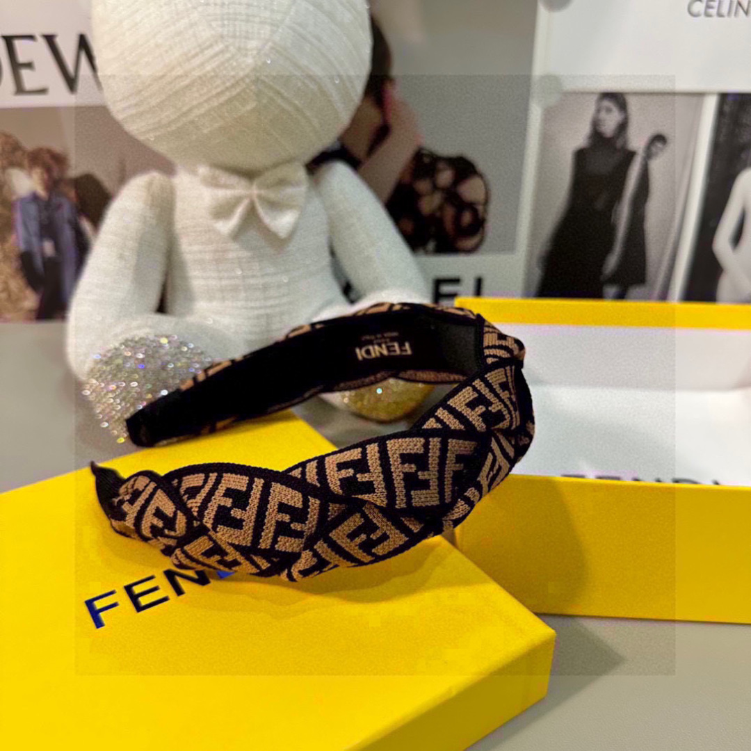  配专柜包装
FENDI（芬迪）最新老花FF发箍
小仙女快入手
特殊材质 不嘞头
可盐可甜～