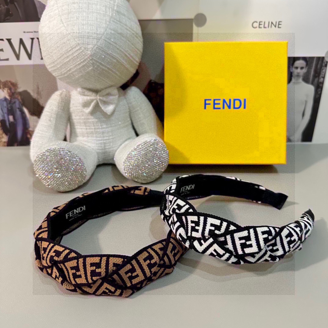  配专柜包装
FENDI（芬迪）最新老花FF发箍
小仙女快入手
特殊材质 不嘞头
可盐可甜～