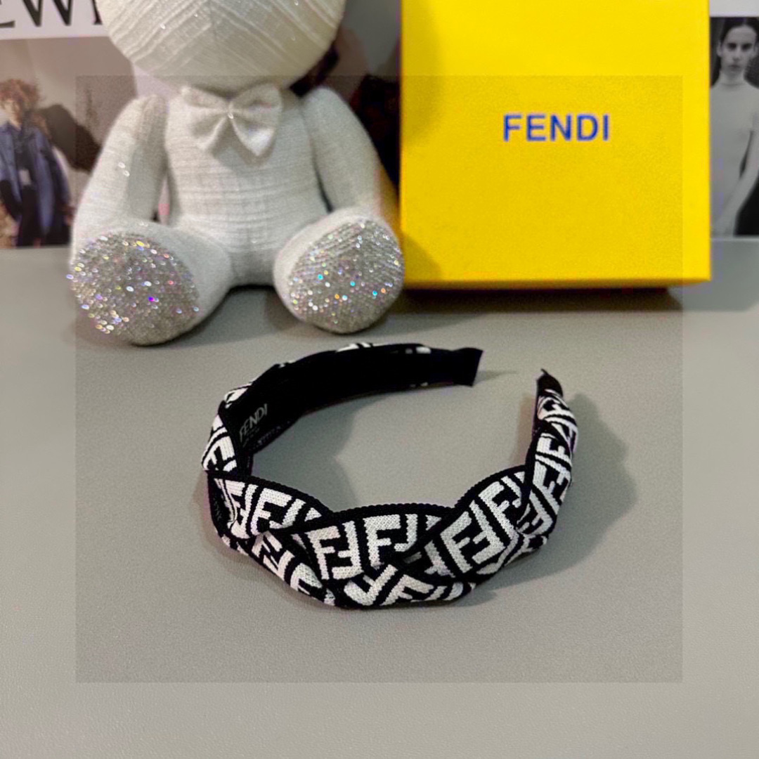  配专柜包装
FENDI（芬迪）最新老花FF发箍
小仙女快入手
特殊材质 不嘞头
可盐可甜～