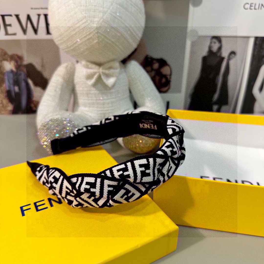  配专柜包装
FENDI（芬迪）最新老花FF发箍
小仙女快入手
特殊材质 不嘞头
可盐可甜～