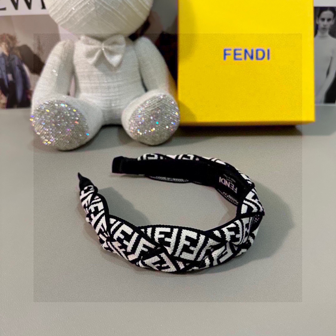  配专柜包装
FENDI（芬迪）最新老花FF发箍
小仙女快入手
特殊材质 不嘞头
可盐可甜～