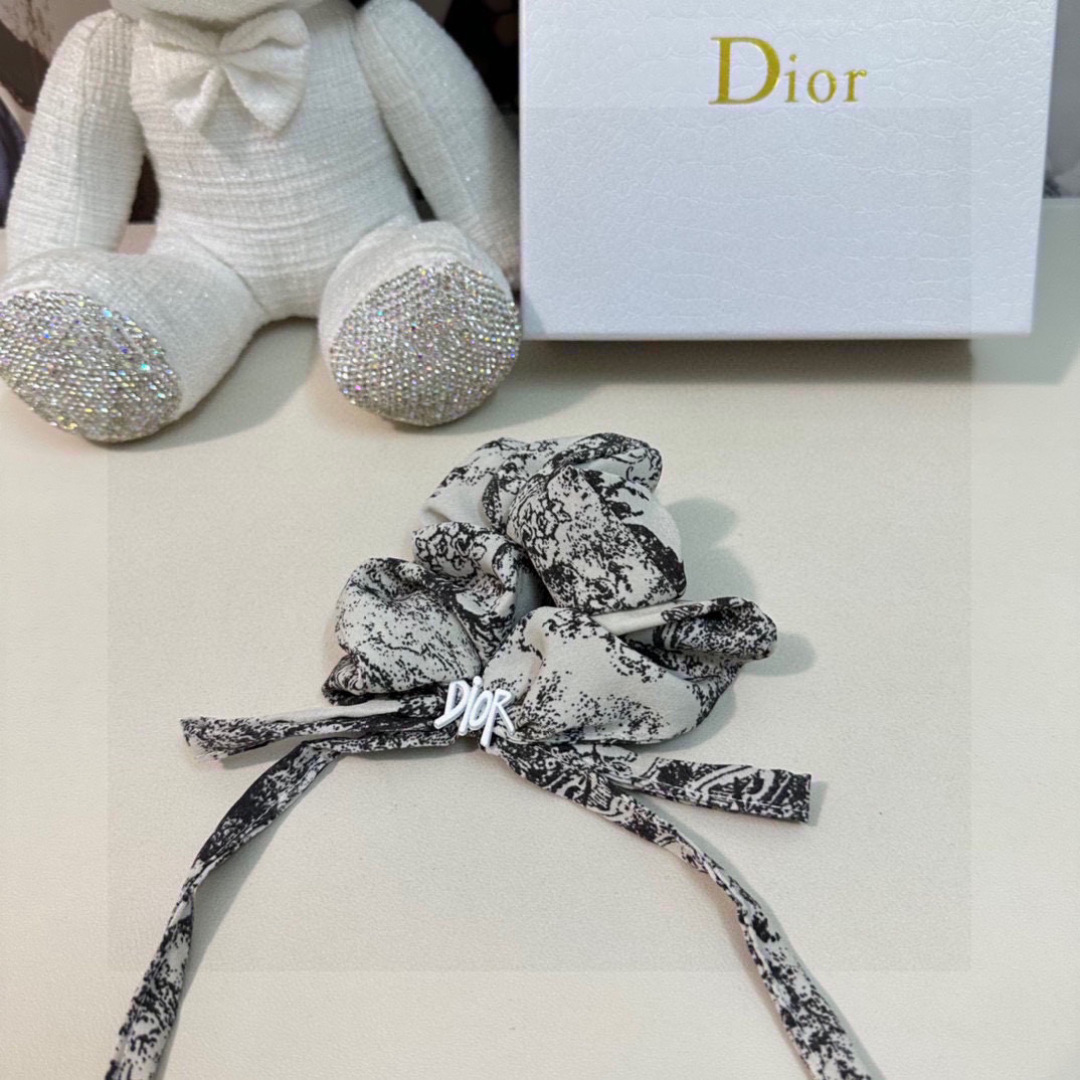  （两件套）配专柜包装 
DIOR（迪奥）最新爆款来啦✨💫两件套发箍➕发圈
优雅的girl值得入手 非常