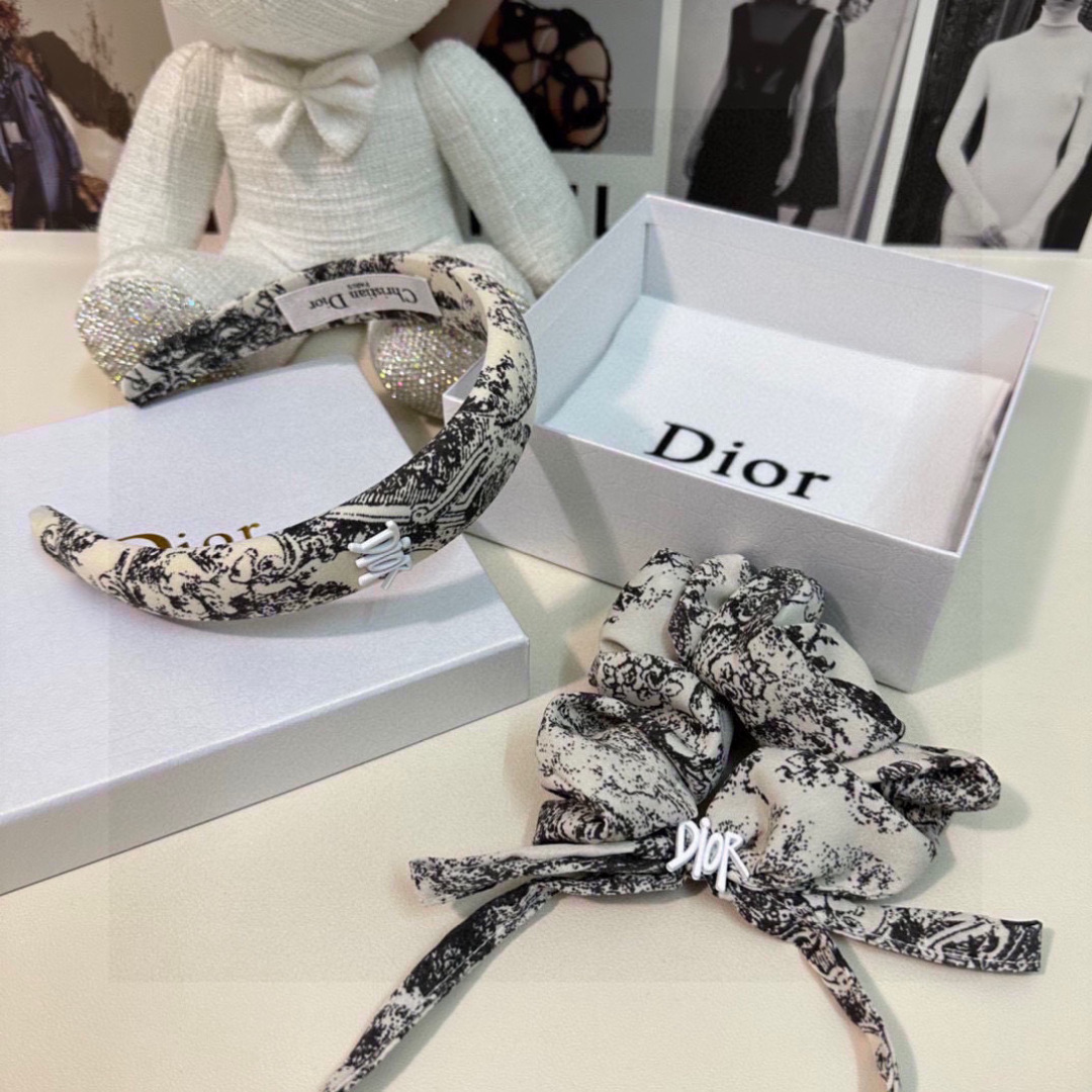  （两件套）配专柜包装 
DIOR（迪奥）最新爆款来啦✨💫两件套发箍➕发圈
优雅的girl值得入手 非常