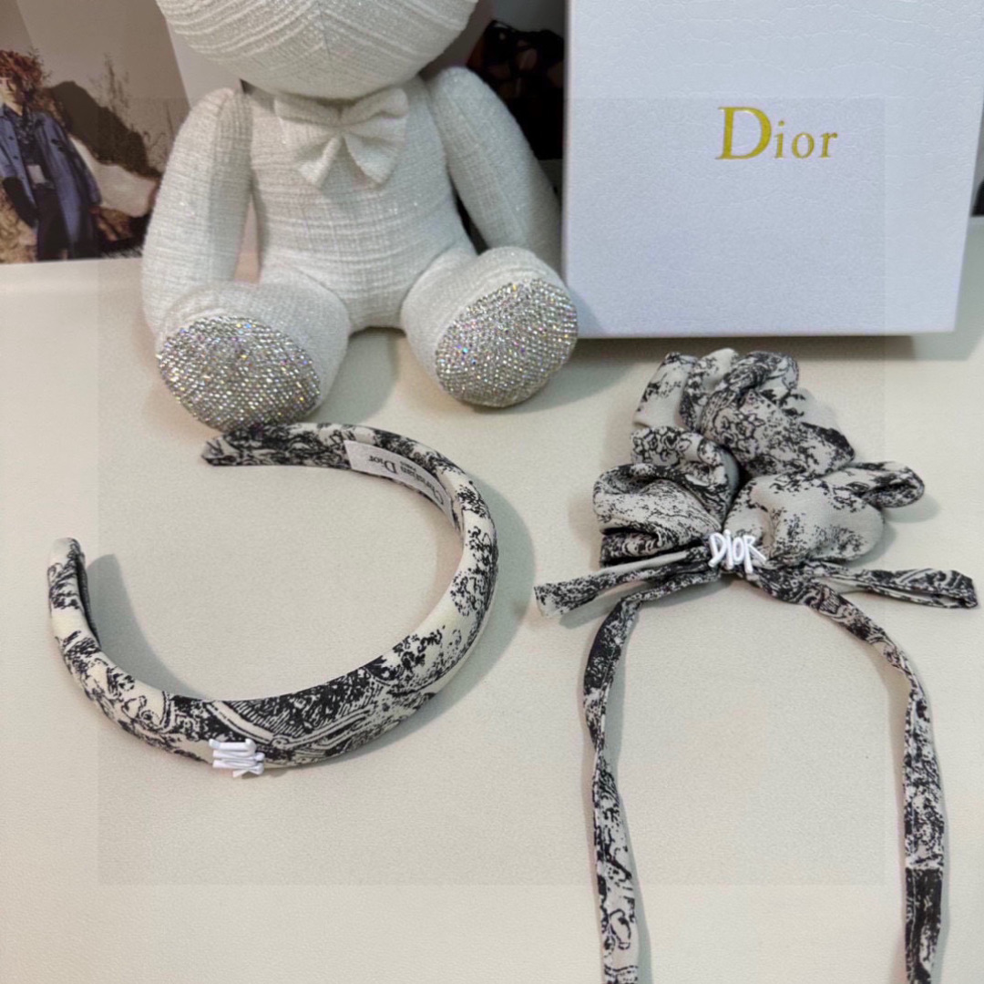  （两件套）配专柜包装 
DIOR（迪奥）最新爆款来啦✨💫两件套发箍➕发圈
优雅的girl值得入手 非常