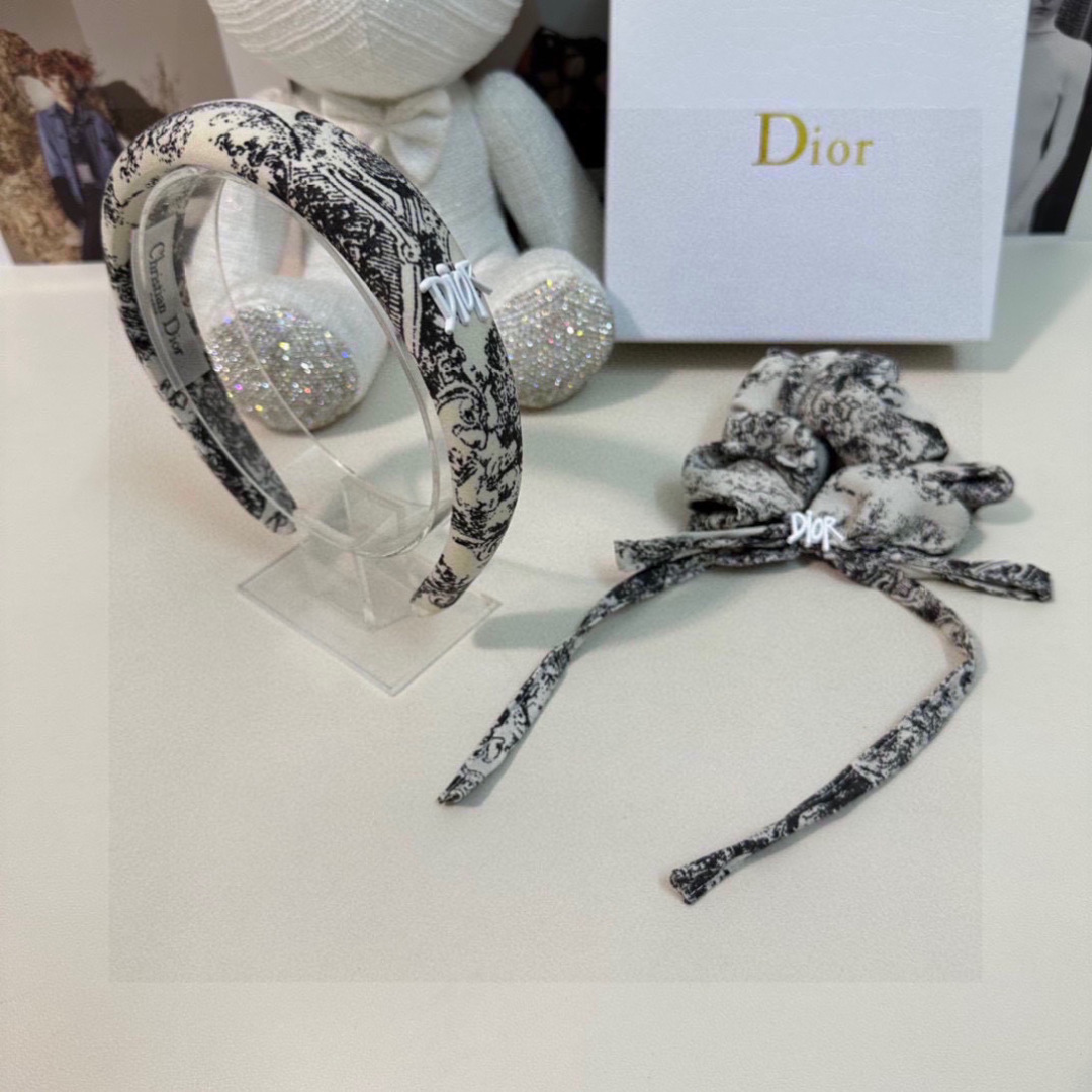  （两件套）配专柜包装 
DIOR（迪奥）最新爆款来啦✨💫两件套发箍➕发圈
优雅的girl值得入手 非常