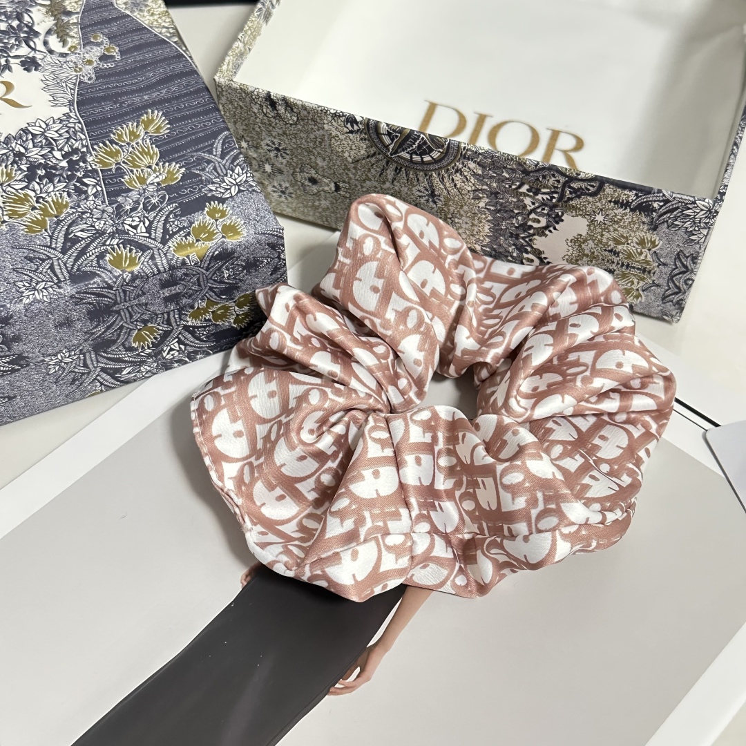 Luxury Hair Care Package: Dior’s Big-Blowed Hair Coop and Specialty Cash. - 图片 7