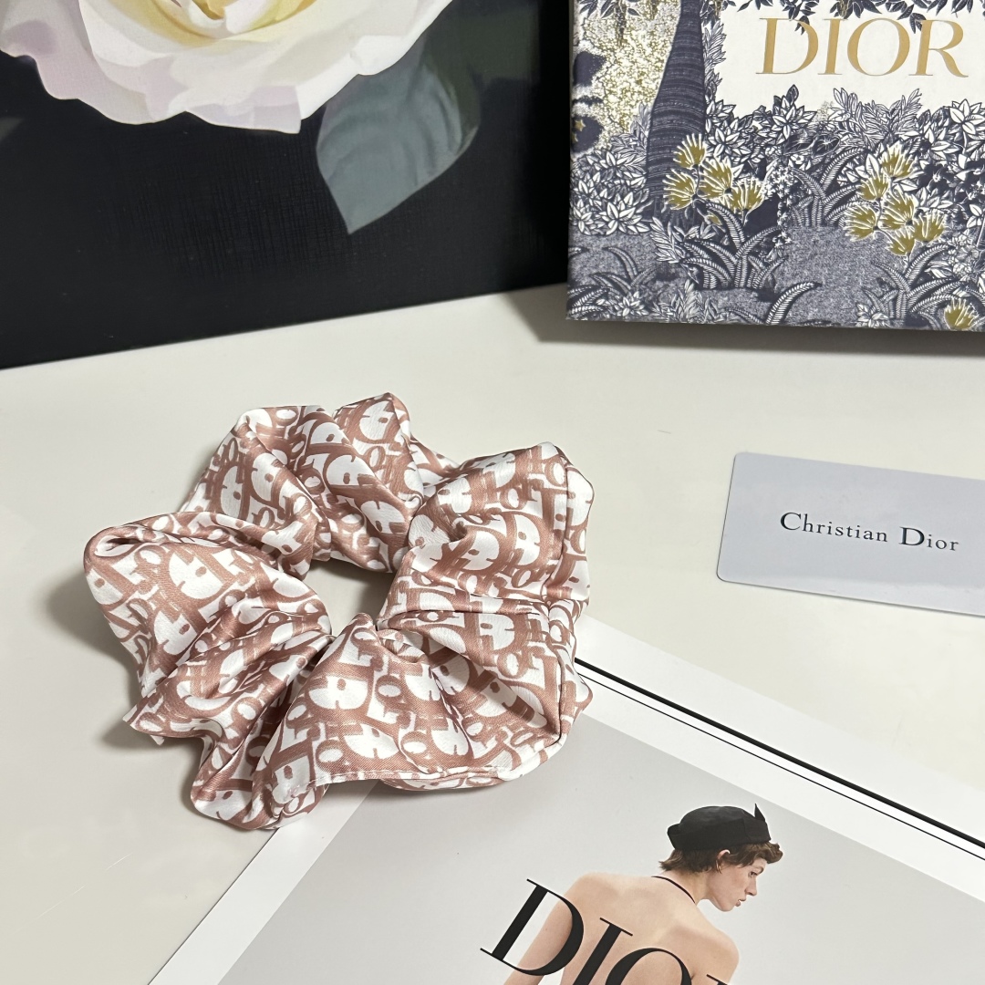 Luxury Hair Care Package: Dior’s Big-Blowed Hair Coop and Specialty Cash. - 图片 4