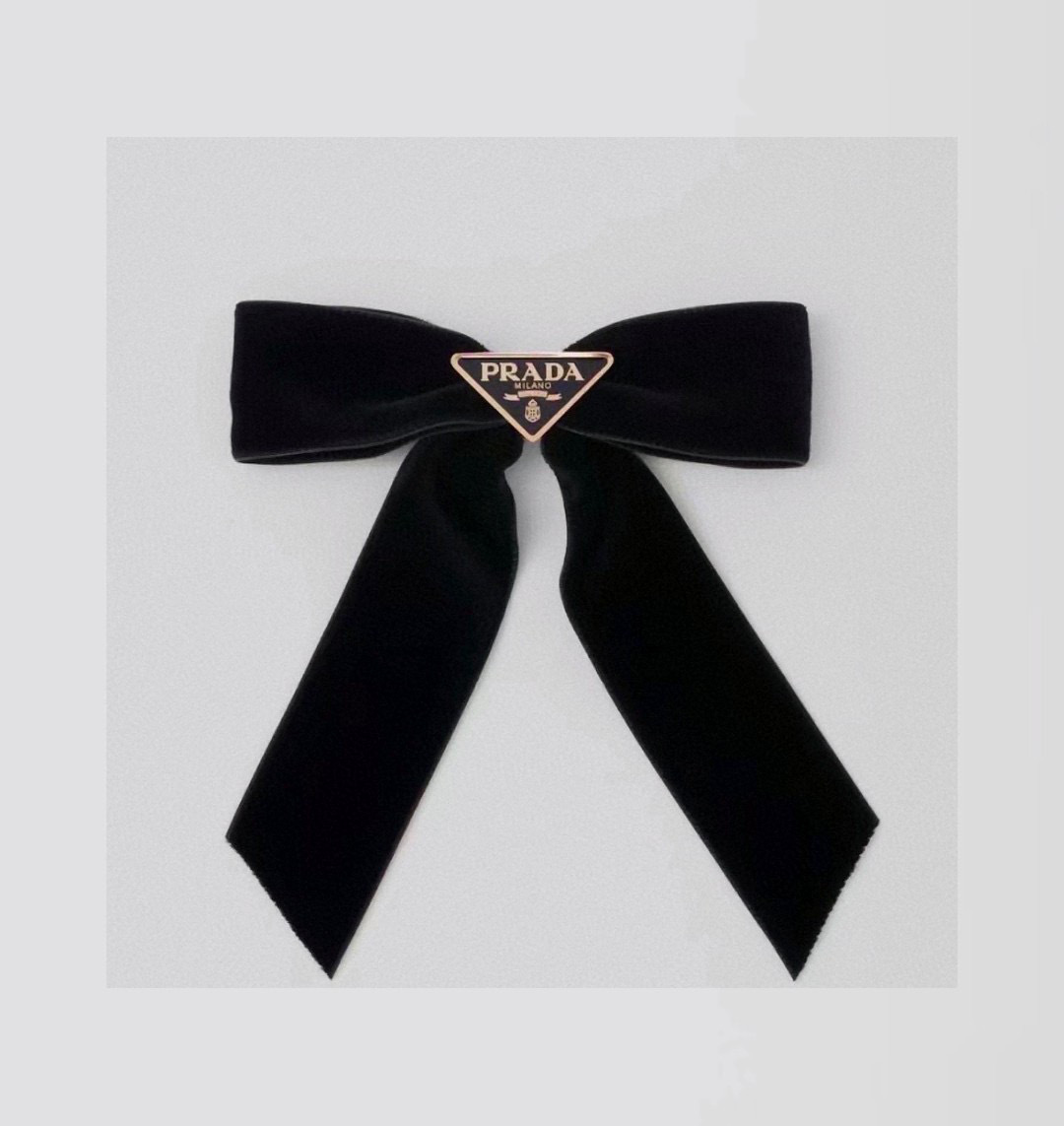 Luxury Collar Packaging Featuring Prada’s Velvet Hair Clip and Butterflies - 图片 1