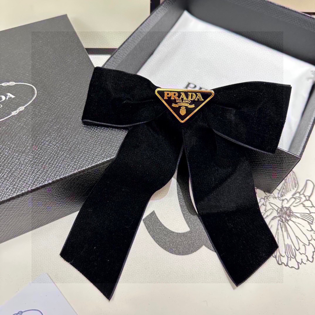 Luxury Collar Packaging Featuring Prada’s Velvet Hair Clip and Butterflies - 图片 9