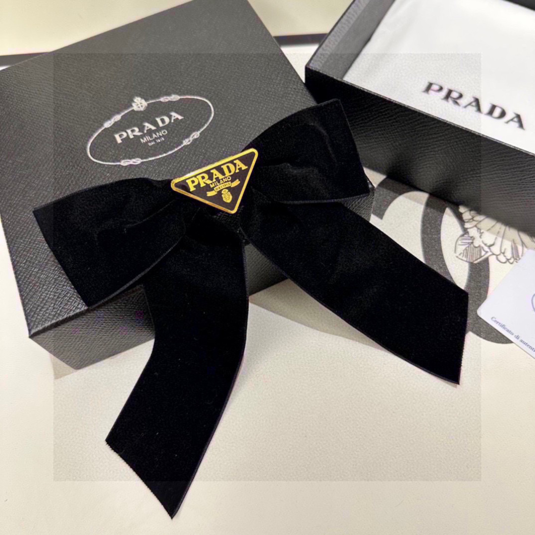 Luxury Collar Packaging Featuring Prada’s Velvet Hair Clip and Butterflies - 图片 8
