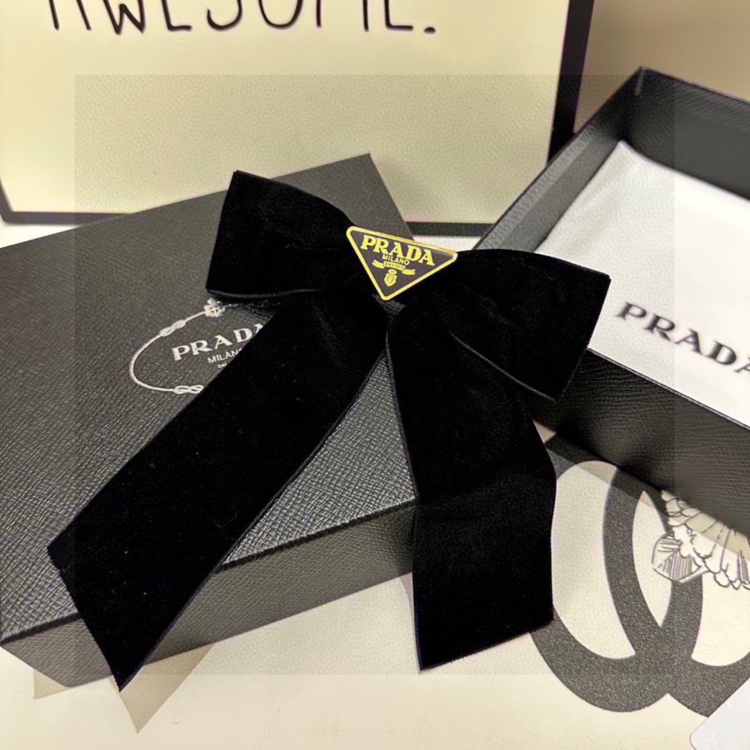 Luxury Collar Packaging Featuring Prada’s Velvet Hair Clip and Butterflies - 图片 7