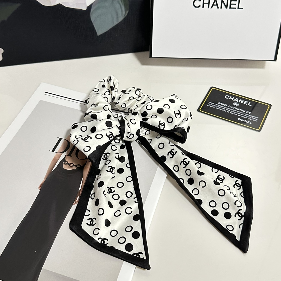 NO:300871,Special (single) with full packaging Chanel (Chanel) popular small fragrant silk hair ring, counter model shipped, it looks very high-end at first glance, super versatile, you must keep your own hairpins, hairpins, chanel, chanel, real silk, hairpins19860909特（单个）配全套包装 Chanel（香奈儿）爆款小香真丝发圈,专柜款出货 一看就特别高档 超级百搭 必须自留发夹,发夹,chanel,chanel,real silk,hairpins,accessory