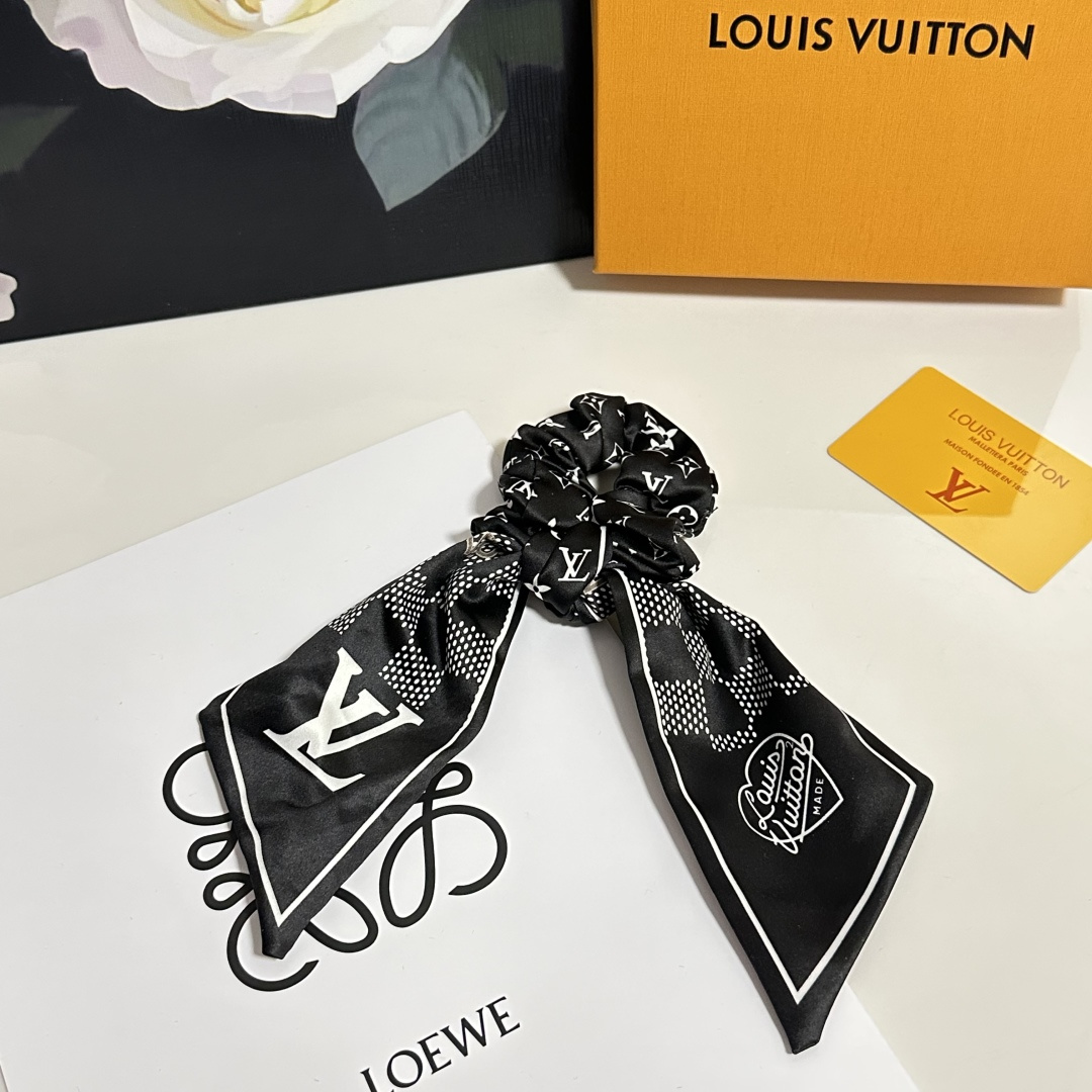 NO:300880,Special package LV (Louis Vuitton) classic silk hair ring, very beautiful on the head or on the hands, fashionable and versatile must-have items for hairpins, hairpins, louis vuitton, louis vuitton, real silk, hairpins19860909特 配包装 LV（路易威登）经典真丝发圈 带头上或者手上都非常好看 时尚百搭人手必备单品发夹,发夹,louis vuitton,louis vuitton,real silk,hairpins,accessory