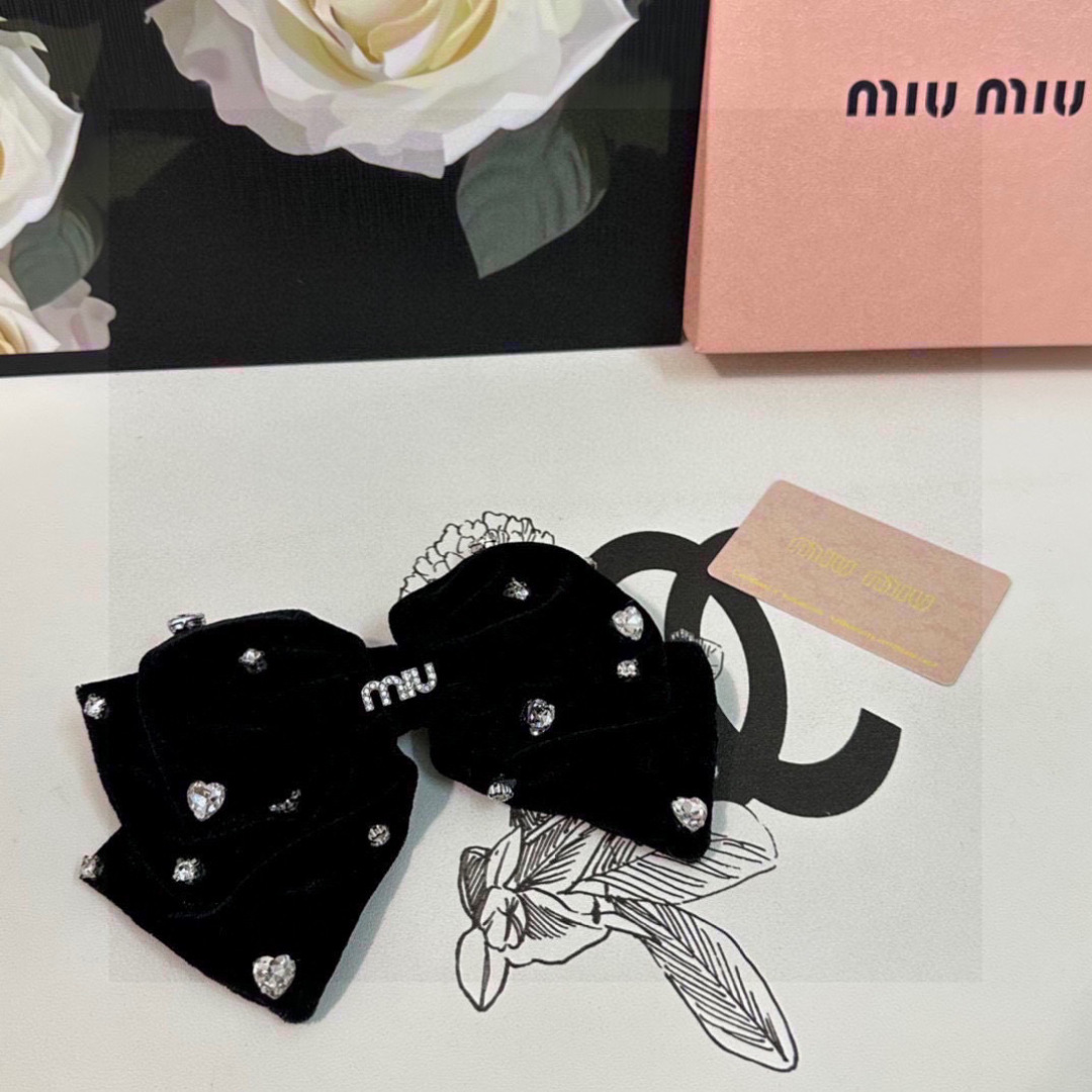 NO:300883,Specially equipped with counter packaging MiuMiu (MuMiu) latest bow-medium hardware velvet hairpin # Trust me!  A must-have item for everyone. This one must be bought. The fairy is going to take it. Whoever wears it looks good~ Hairpins, hairpins, miumiu, hairpins19860909特 配专柜包装 MiuMiu（缪缪）最新蝴蝶结中古五金丝绒发夹# 信我！人手必备的单品 这件必须买 洋气神仙颜值 小仙女要收了它,谁戴谁好看～发夹,发夹,miumiu,hairpins,accessory