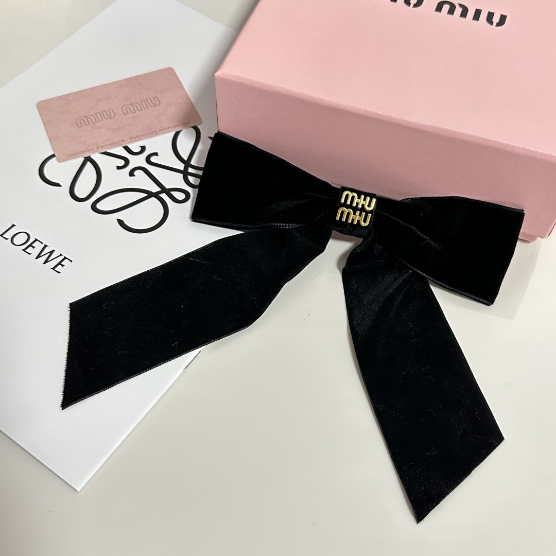 NO:300895,Specially equipped with counter packaging MiuMiu (Miu) official website latest bow hardware velvet hairpin #Tell me!  A must-have item for everyone. This one must be bought. The fairy is going to take it. Whoever wears it looks good~ Hairpins, hairpins, miumiu, hairpins19860909特 配专柜包装 MiuMiu（缪缪）官网同款最新蝴蝶结五金丝绒发夹# 信我！人手必备的单品 这件必须买 洋气神仙颜值 小仙女要收了它,谁戴谁好看～发夹,发夹,miumiu,hairpins,accessory