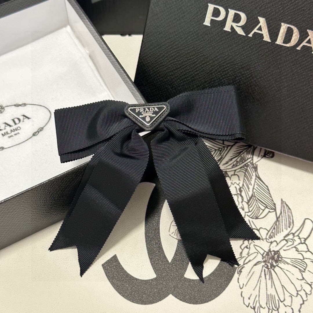 Prada’s TP99 Collar Packaging: Latest Butterflies Hair Clip with Golden Details. - 图片 4